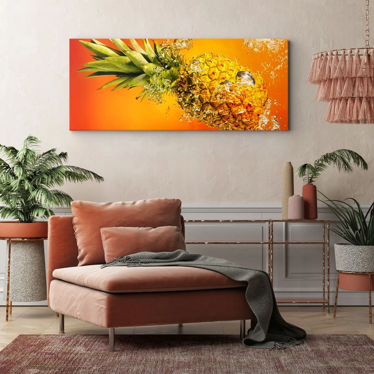 Bild auf Leinwand - Leinwandbild - Eine in Wasser getauchte Ananas vor einem orangefarbenen Hintergrund mit Farbverlauf. - 140x50cm - Tropisch saftige Frische - Moderne Wanddekoration für Wohnzimmer und Schlafzimmer ARTTOR