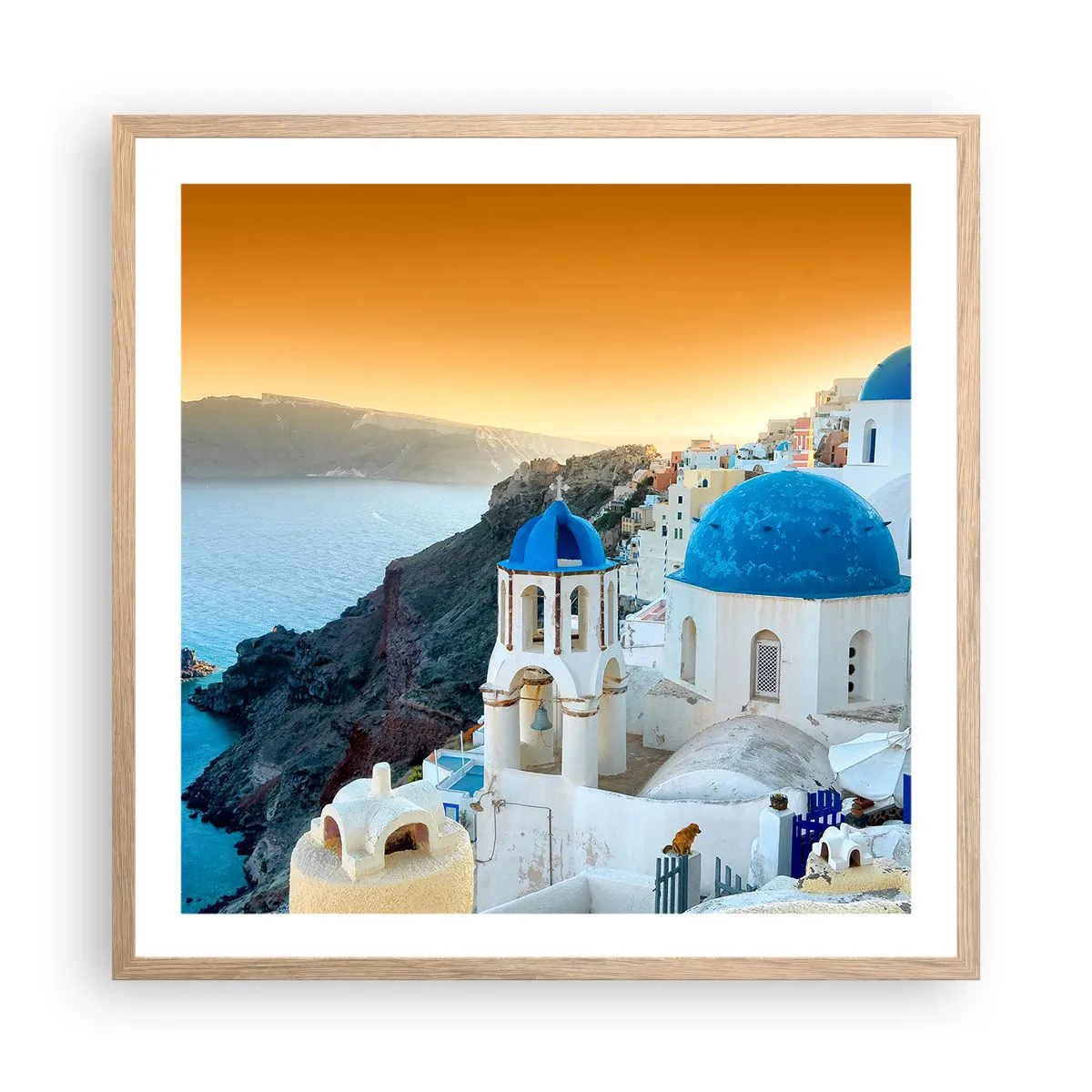 Poster in einem Rahmen aus heller Eiche - Santorini - an die Felsen gekuschelt - 60x60 cm