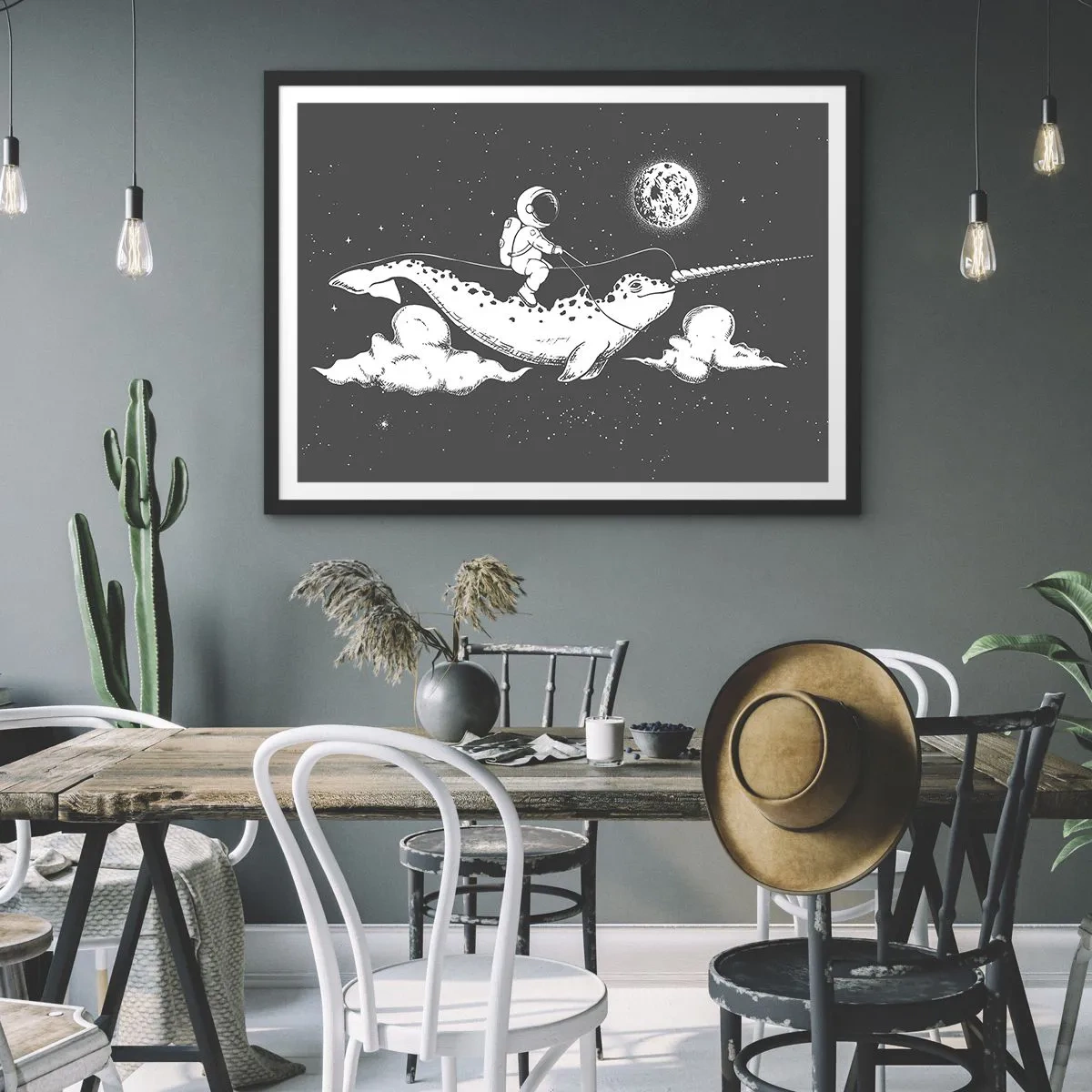 Poster in einem schwarzem Rahmen - Ein Astronaut auf dem Rücken eines Narwals, der in einer Weltraumszene schwimmt. - 100x70cm - Weltraumreiter - Moderne Wanddekoration für Wohnzimmer und Schlafzimmer ARTTOR