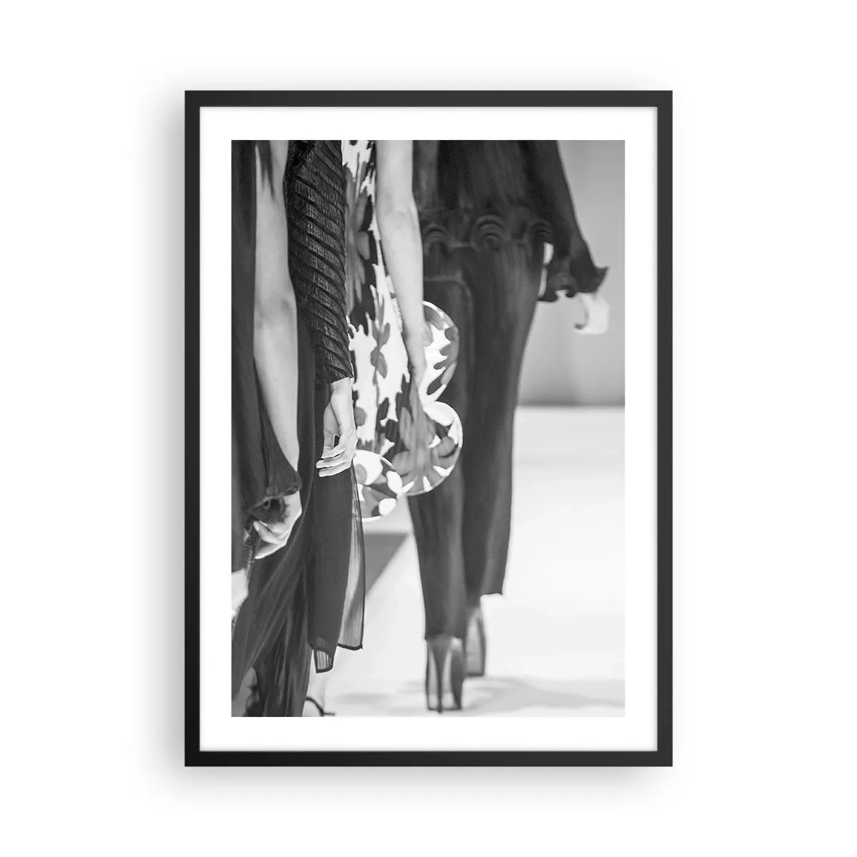 Poster in einem schwarzem Rahmen - Schwarz-Weiß-Foto von Models auf dem Laufsteg - 50x70cm - Eine stilvolle Parade - Moderne Wanddekoration für Wohnzimmer und Schlafzimmer ARTTOR