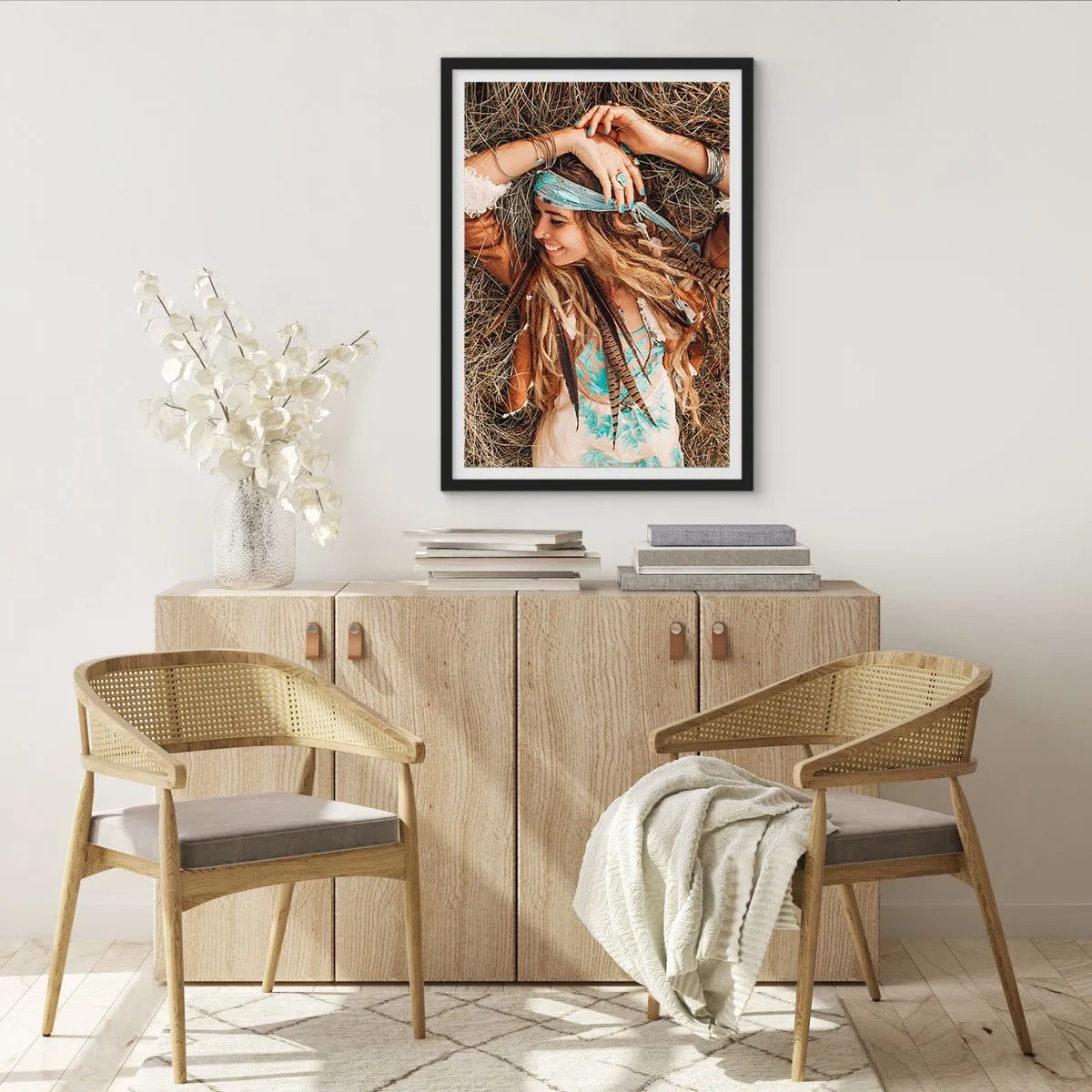Poster in einem schwarzem Rahmen - Eine Frau im Boho-Stil mit Dreadlocks und Ornamenten vor einem Hintergrund aus trockenem Gras. - 50x70cm - Auf dem Weg in den Sommer der Liebe - Moderne Wanddekoration für Wohnzimmer und Schlafzimmer ARTTOR