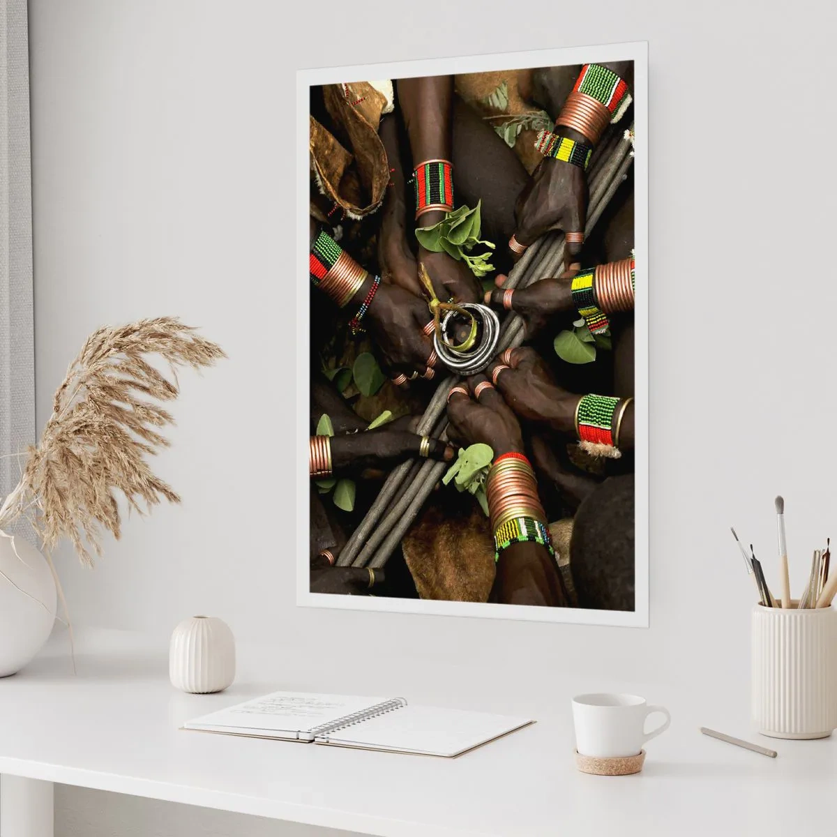 Poster - Hände in traditionellen Armbändern, als Geste der Gemeinschaft - 50x70cm - Wir sind zusammen - Moderne Wanddekoration für Wohnzimmer und Schlafzimmer ARTTOR