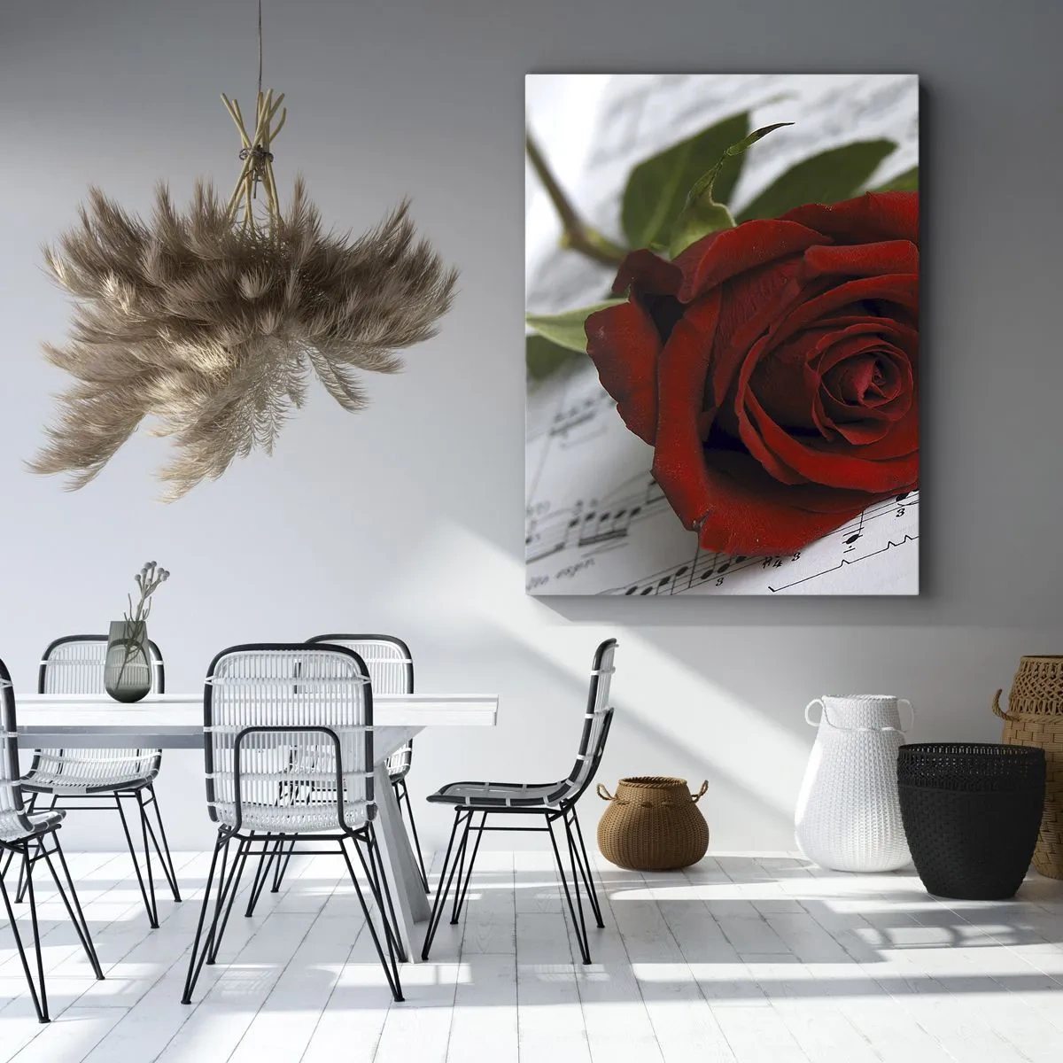 Bild auf Leinwand - Leinwandbild - Eine rote Rose vor einem Hintergrund aus Musiknoten auf weißem Papier. - 80x120cm - Musik der Gefühle in Scharlach - Moderne Wanddekoration für Wohnzimmer und Schlafzimmer ARTTOR