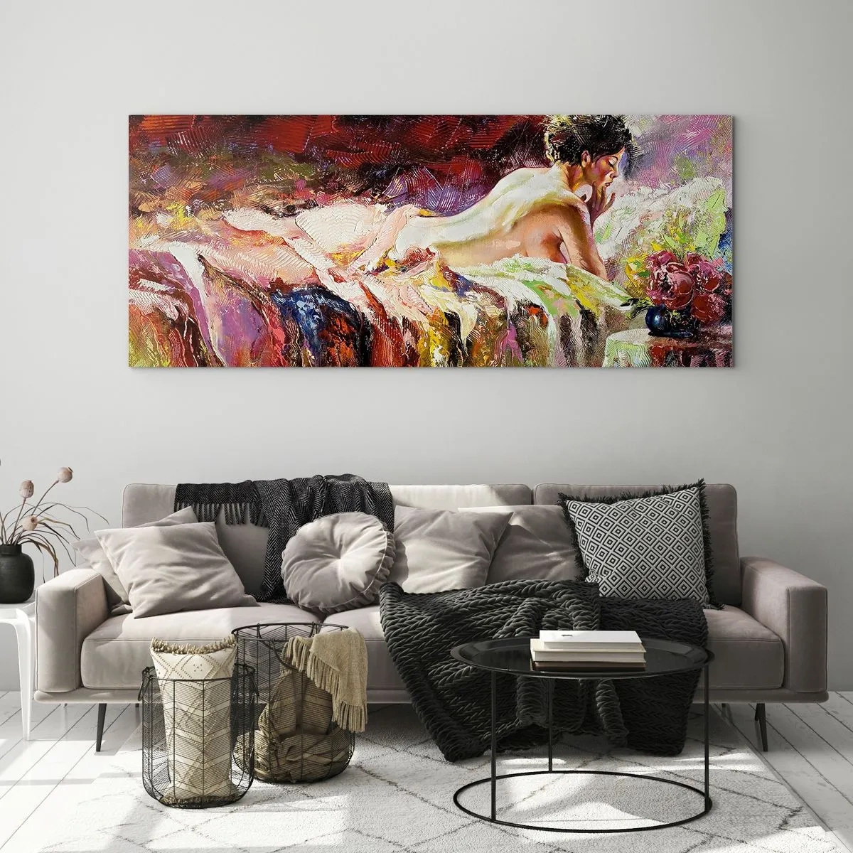 Glasbild - Bild auf glas - Eine Frau liegt auf einem Bett vor einem Hintergrund aus abstrakten Farben. - 140x50cm - Venus in Gedanken - Moderne Wanddekoration für Wohnzimmer und Schlafzimmer ARTTOR