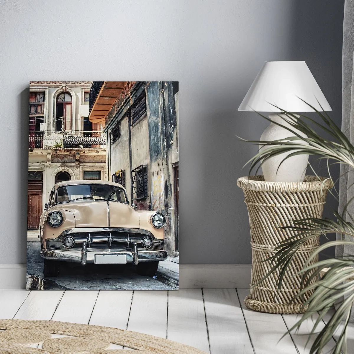 Bild auf Leinwand - Leinwandbild - Ein Oldtimer vor der Kulisse urbaner Architektur - 80x120cm - Die Siesta in Havanna - Moderne Wanddekoration für Wohnzimmer und Schlafzimmer ARTTOR