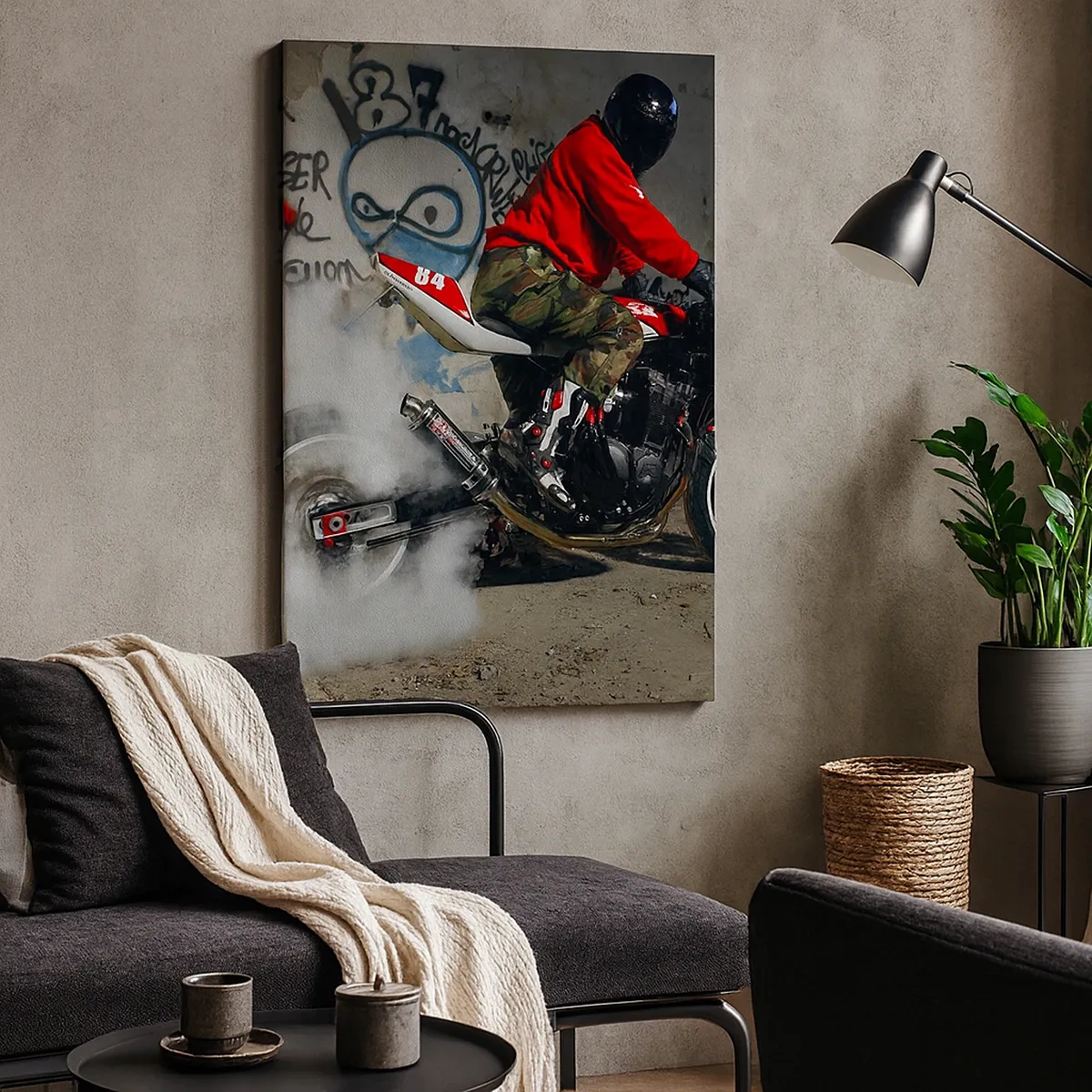 Bild auf Leinwand - Leinwandbild - Ein Motorradfahrer vollführt einen spektakulären Drift in einem verlassenen, mit Graffiti bedeckten Gebäude. - 50x70cm - Verfolge mich! - Moderne Wanddekoration für Wohnzimmer und Schlafzimmer ARTTOR