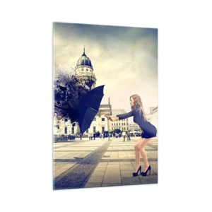Glasbild - Bild auf glas - Eine Frau mit einem Regenschirm vor der Kulisse eines Stadtplatzes in einer künstlerischen Komposition - 50x70cm - Es weht so ein Wind ... - Moderne Wanddekoration für Wohnzimmer und Schlafzimmer ARTTOR