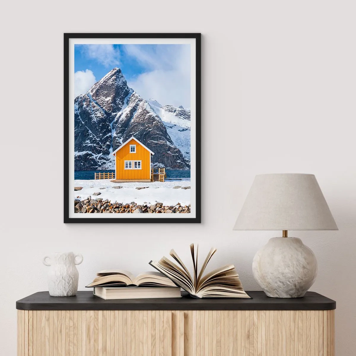 Poster in einem schwarzem Rahmen - Ein gelbes Haus vor der Kulisse schneebedeckter Berge - 50x70cm - Skandinavische Feiertage - Moderne Wanddekoration für Wohnzimmer und Schlafzimmer ARTTOR