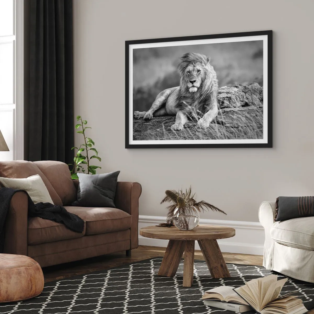 Poster in einem schwarzem Rahmen - Löwe ruht auf einem Felsen im monochromen Stil - 70x50cm - Königliche Siesta - Moderne Wanddekoration für Wohnzimmer und Schlafzimmer ARTTOR