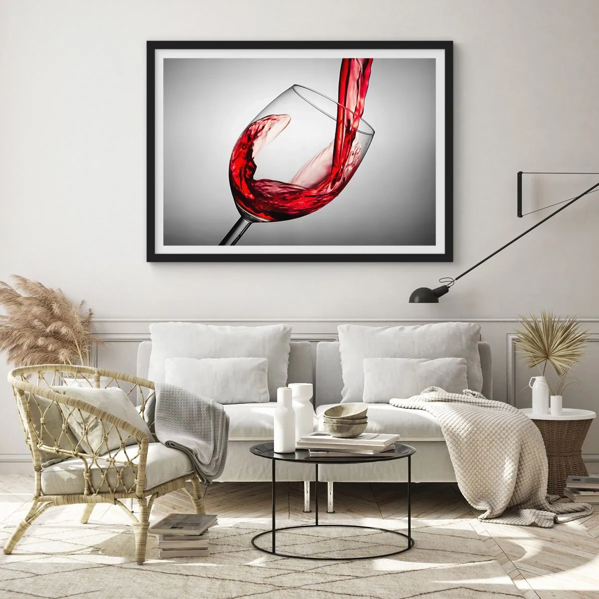 Poster in einem schwarzem Rahmen - Ein Glas Rotwein wird vor hellem Hintergrund eingeschenkt - 70x50cm - Farbe – Bewegung – Klang - Moderne Wanddekoration für Wohnzimmer und Schlafzimmer ARTTOR