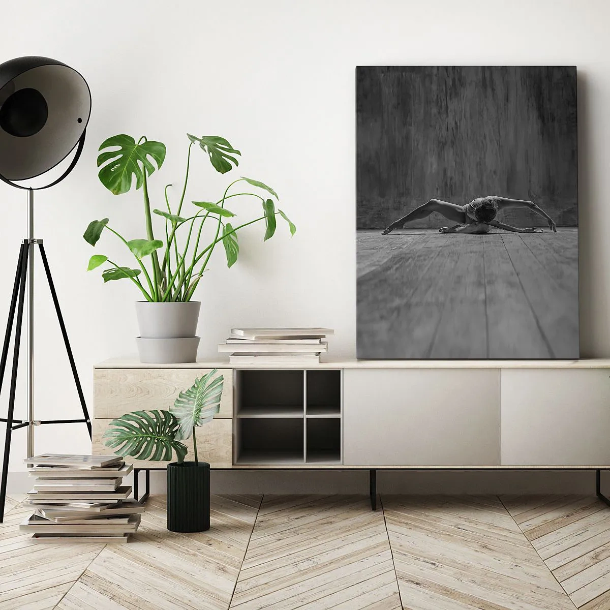 Bild auf Leinwand - Leinwandbild - Eine Tänzerin in künstlerischer Pose - 50x70cm - Symmetrie gefunden - Moderne Wanddekoration für Wohnzimmer und Schlafzimmer ARTTOR