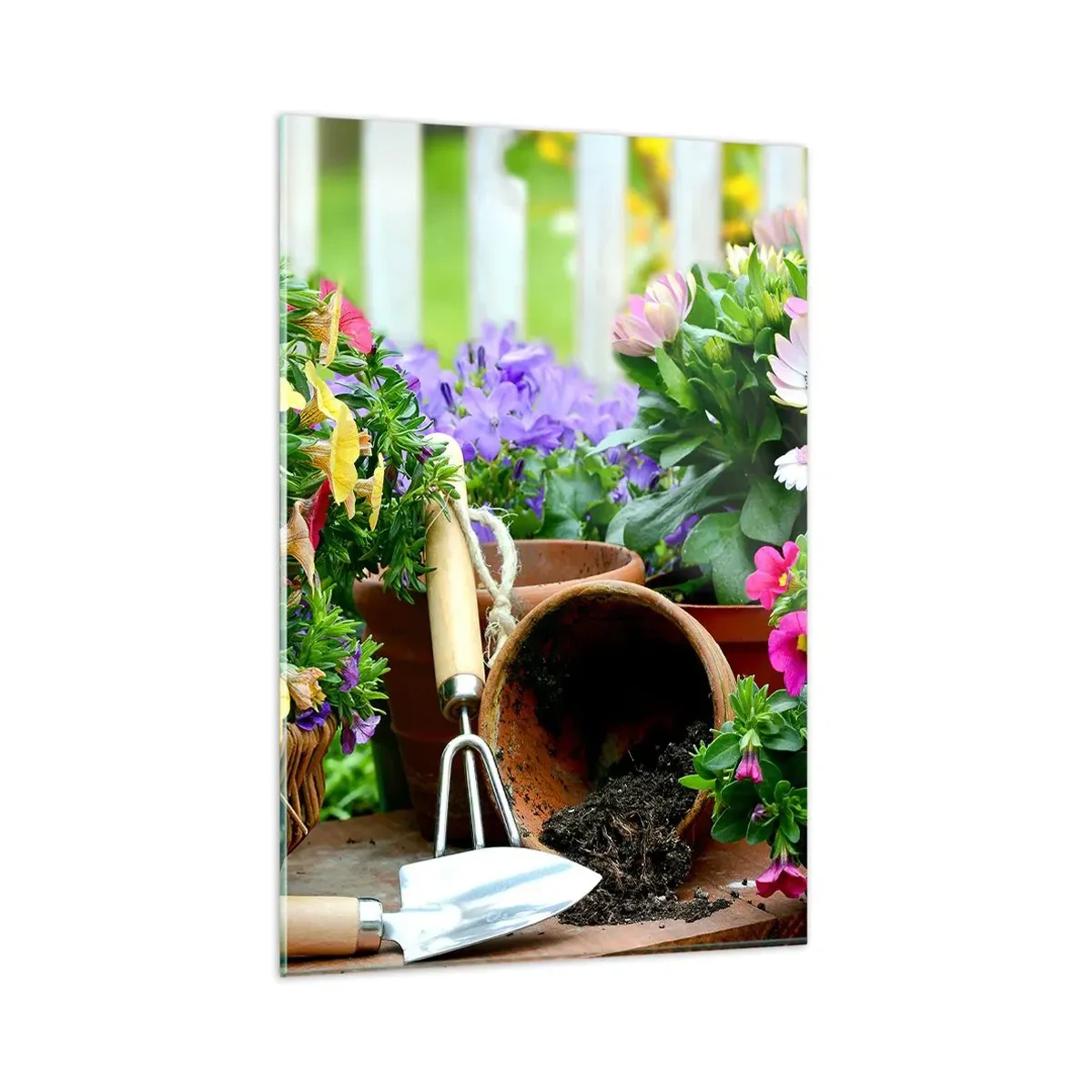 Glasbild - Bild auf glas - Bunte Blumen in Töpfen mit Gartengeräten auf dem Tisch - 80x120cm - Zosias Garten - Moderne Wanddekoration für Wohnzimmer und Schlafzimmer ARTTOR