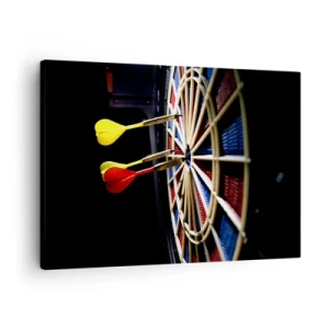Bild auf Leinwand - Leinwandbild - Eine Dartscheibe mit getroffenen Darts auf schwarzem Hintergrund - 70x50cm - Auf den Punkt gebracht - Moderne Wanddekoration für Wohnzimmer und Schlafzimmer ARTTOR