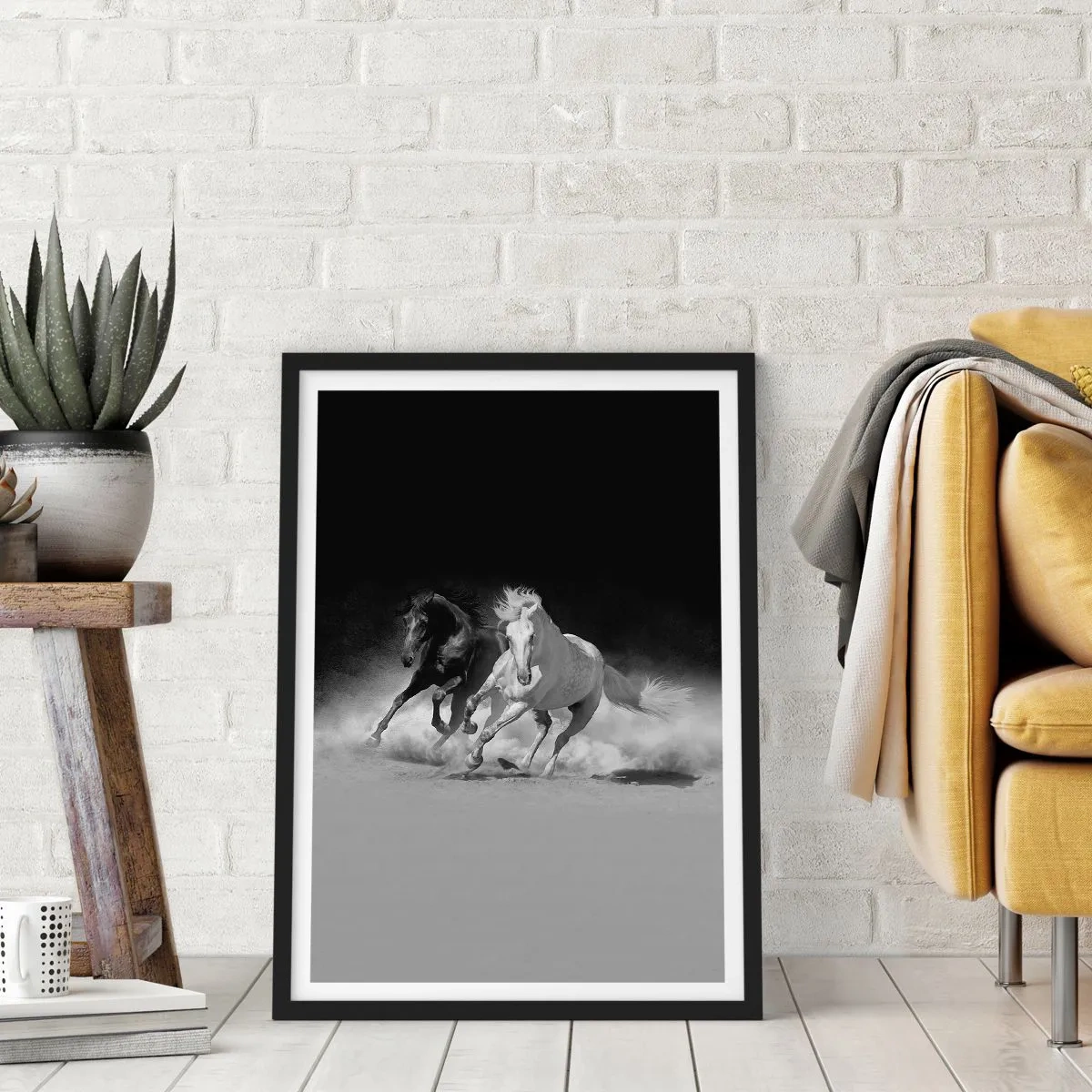 Poster in einem schwarzem Rahmen - Galoppierende Pferde vor monochromem Hintergrund - 50x70cm - Galopp der Freiheit - Moderne Wanddekoration für Wohnzimmer und Schlafzimmer ARTTOR