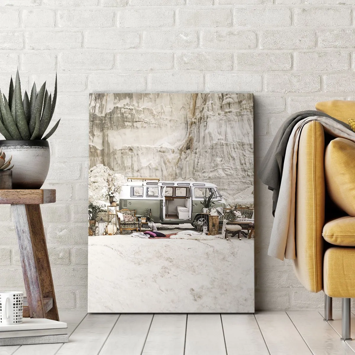 Bild auf Leinwand - Leinwandbild - Ein Retro-Camper im Boho-Design vor einer felsigen Landschaft. - 80x120cm - Es ist die Zeit, die Reise zu beginnen - Moderne Wanddekoration für Wohnzimmer und Schlafzimmer ARTTOR