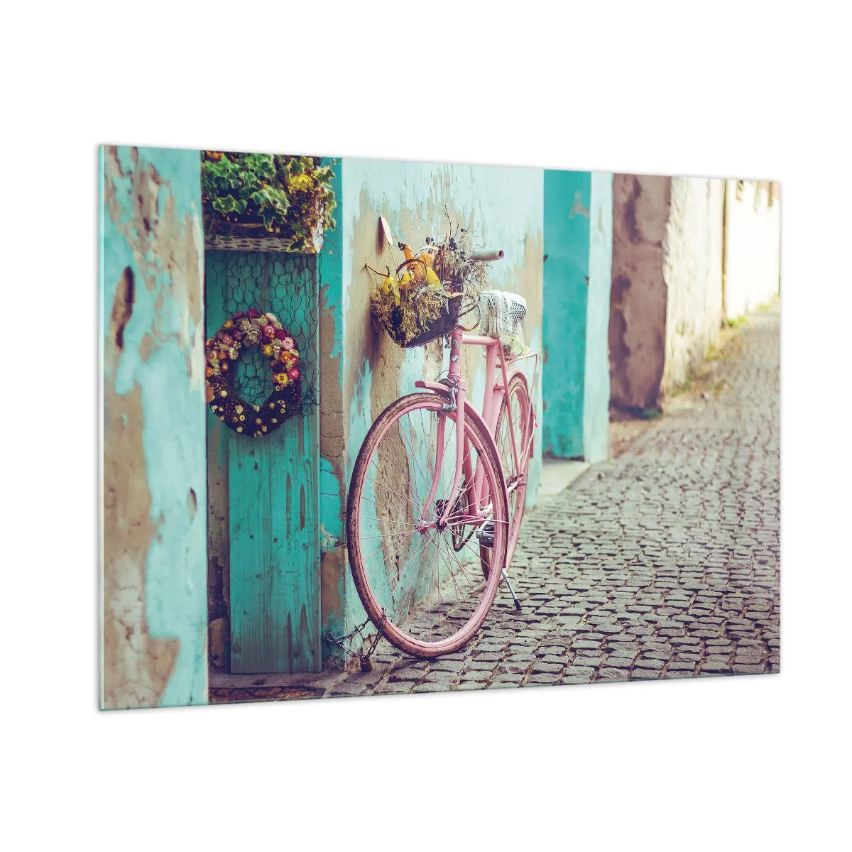 Glasbild - Bild auf glas - Ein rosa Fahrrad lehnt an einer Wand mit Blumen in Körben vor einem pastellfarbenen Hintergrund. - 100x70cm - Ich komme gleich wieder - Moderne Wanddekoration für Wohnzimmer und Schlafzimmer ARTTOR
