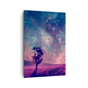 Bild auf Leinwand - Leinwandbild - Ein Baum vor einem Sternenhimmel in violetten und blauen Farben - 70x100cm - Unter dem magischen Himmel - Moderne Wanddekoration für Wohnzimmer und Schlafzimmer ARTTOR