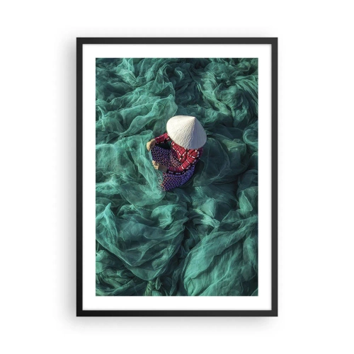 Poster in einem schwarzem Rahmen - Eine Person mit Hut zwischen grünen Fischernetzen - 50x70cm - In einem Meer aus Netzen - Moderne Wanddekoration für Wohnzimmer und Schlafzimmer ARTTOR