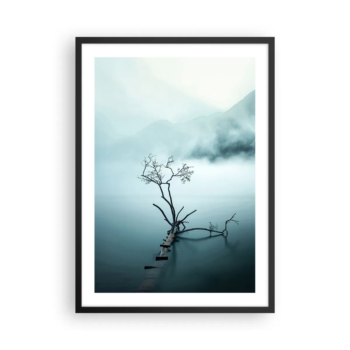 Poster in einem schwarzem Rahmen - Ein Foto eines einsamen Baumes, der aus dem Wasser wächst, umgeben von Nebel und Bergen. - 50x70cm - Aus Wasser und Nebel - Moderne Wanddekoration für Wohnzimmer und Schlafzimmer ARTTOR