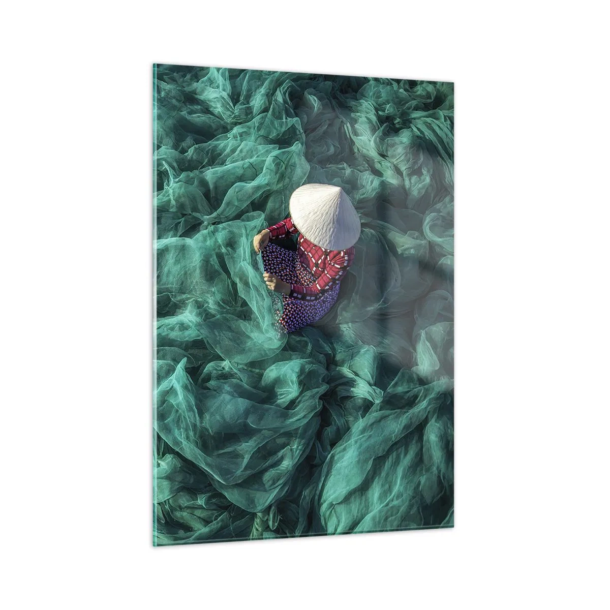 Glasbild - Bild auf glas - Eine Frau mit traditionellem Hut flickt Netze - 50x70cm - In einem Meer aus Netzen - Moderne Wanddekoration für Wohnzimmer und Schlafzimmer ARTTOR