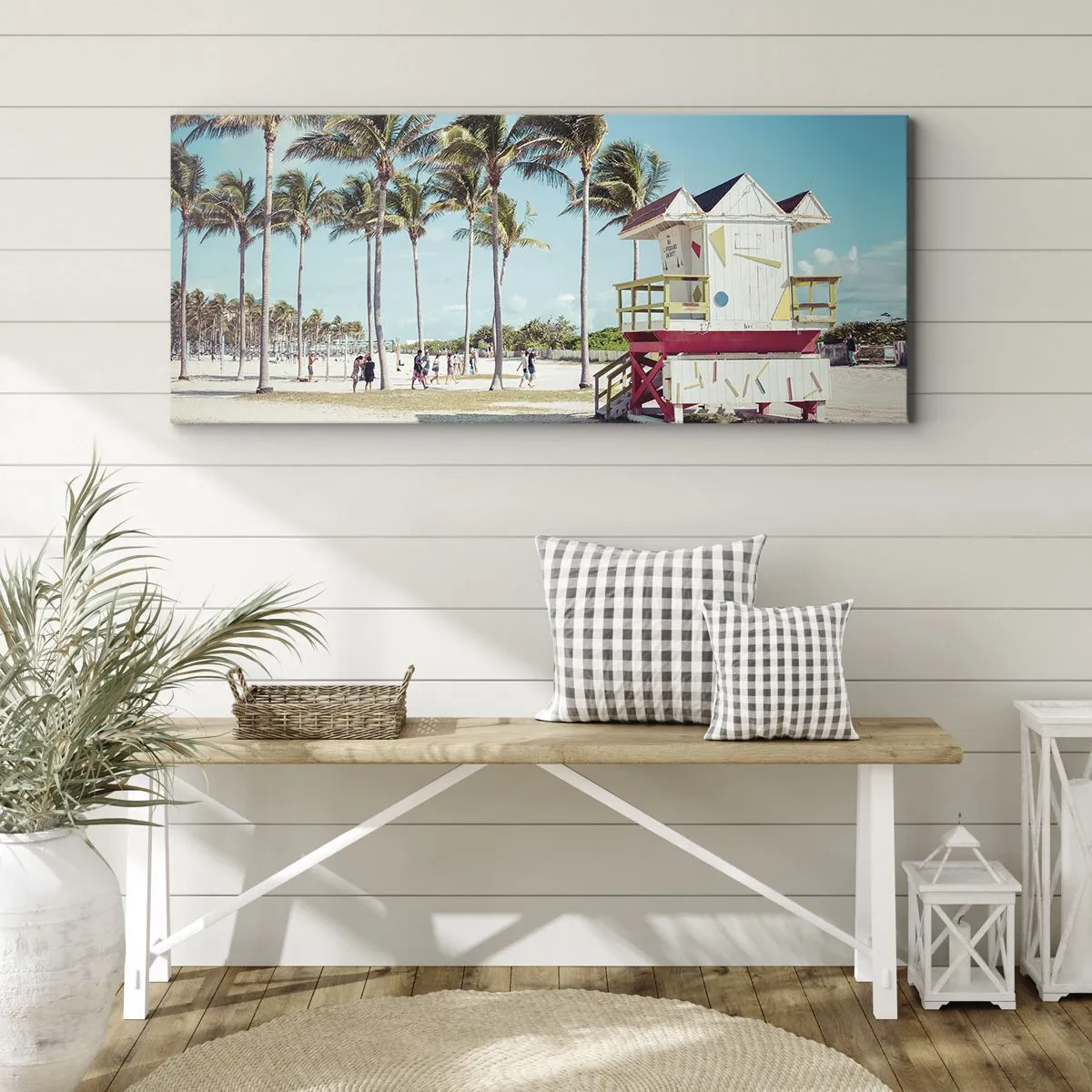Bild auf Leinwand - Leinwandbild - Ein Strand mit Palmen und einem Rettungsschwimmerturm im Hintergrund - 140x50cm - Dir steht ein schöner Tag bevor - Moderne Wanddekoration für Wohnzimmer und Schlafzimmer ARTTOR
