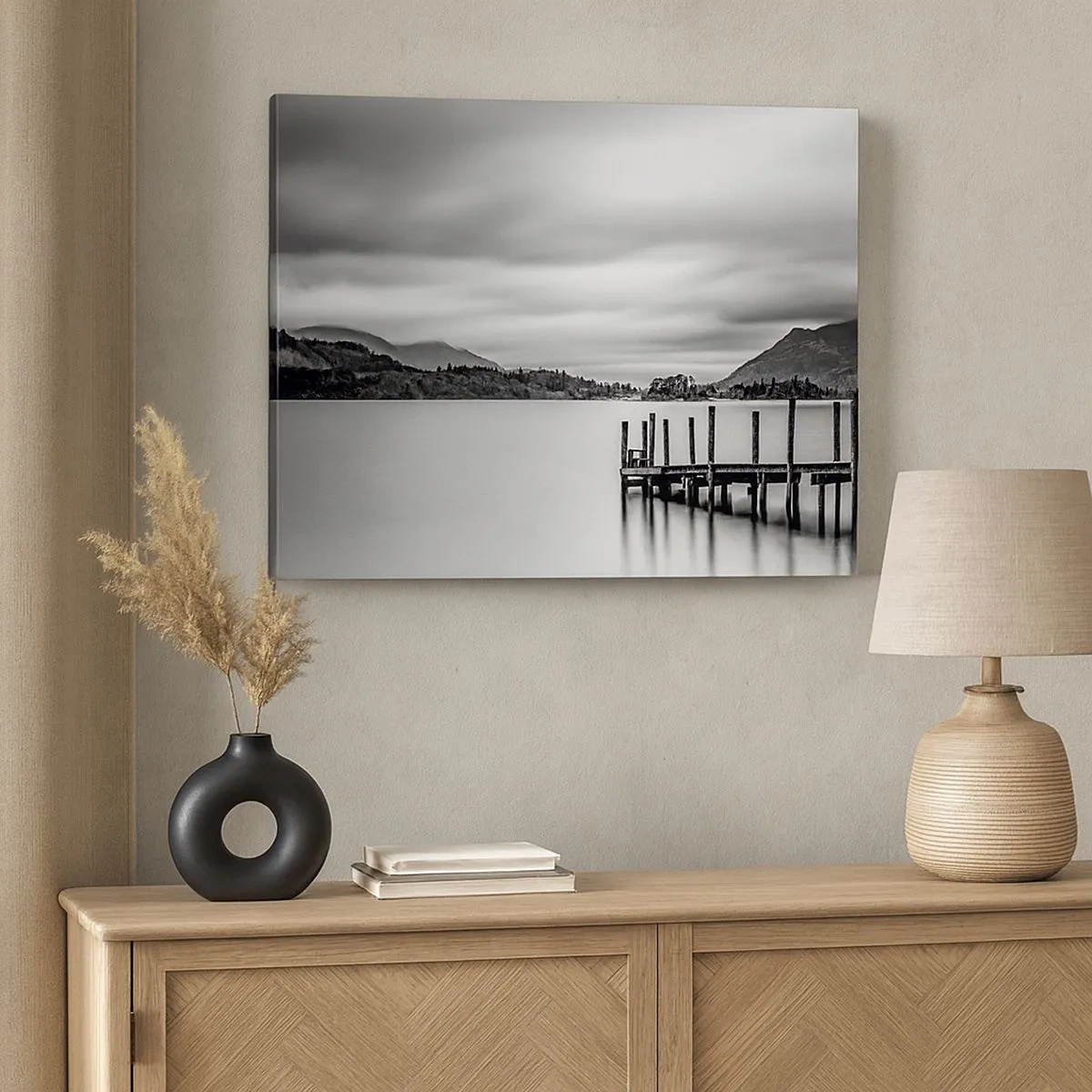 Bild auf Leinwand - Leinwandbild - Schwarz-weiße Landschaft mit einem Pier über einem See - 70x50cm - Milde und Kraft - Moderne Wanddekoration für Wohnzimmer und Schlafzimmer ARTTOR