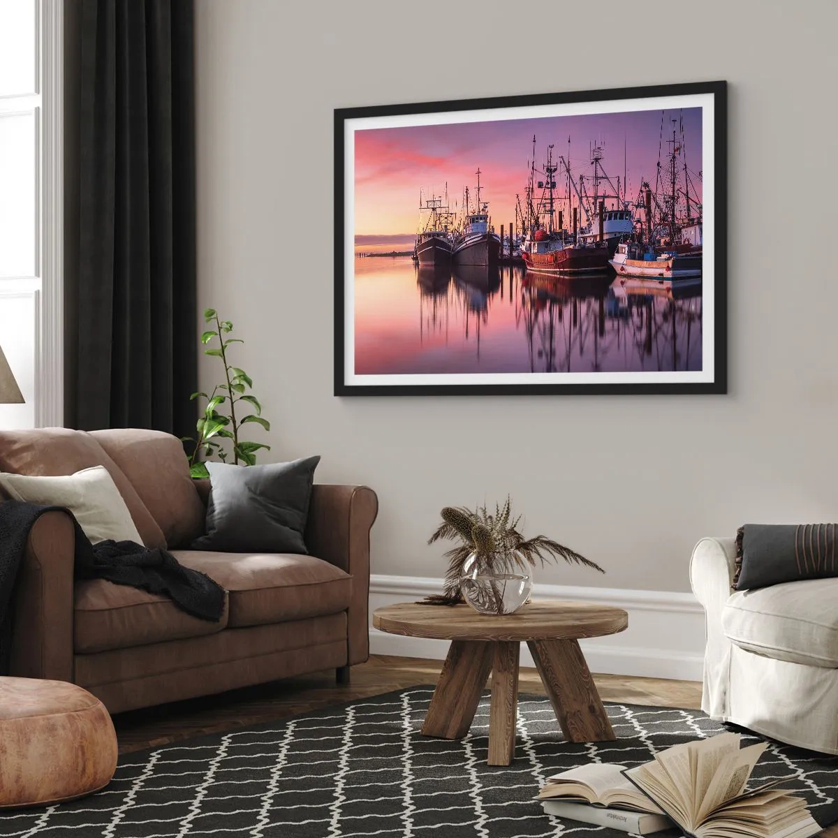 Poster in einem schwarzem Rahmen - Fischerboote im Hafen bei Sonnenuntergang - 70x50cm - Vor dem nächsten Tag - Moderne Wanddekoration für Wohnzimmer und Schlafzimmer ARTTOR