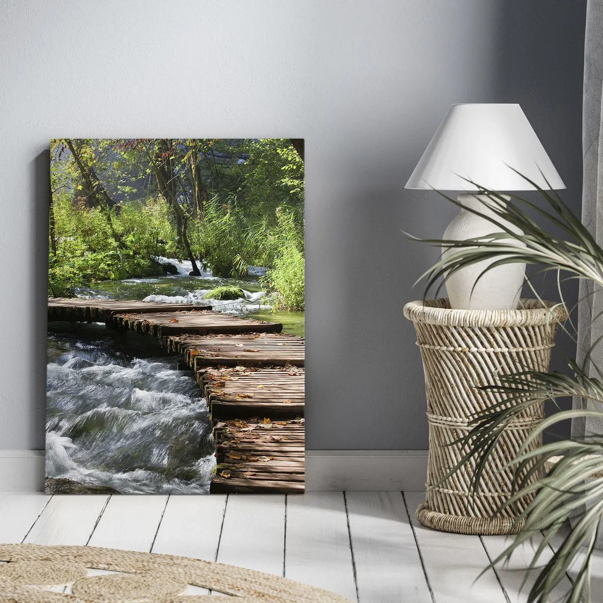 Bild auf Leinwand - Leinwandbild - Eine Holzbrücke über einen rauschenden Bach, umgeben vom Grün des Waldes. - 50x70cm - Über der schaumigen Kaskade - Moderne Wanddekoration für Wohnzimmer und Schlafzimmer ARTTOR