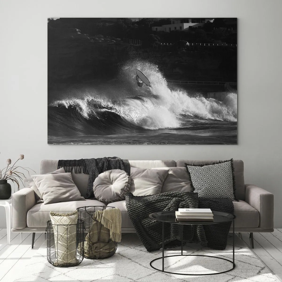 Glasbild - Bild auf glas - Ein Surfer auf einer Welle, festgehalten in einem Schwarzweißfoto - 70x50cm - Herausforderung angenommen! - Moderne Wanddekoration für Wohnzimmer und Schlafzimmer ARTTOR