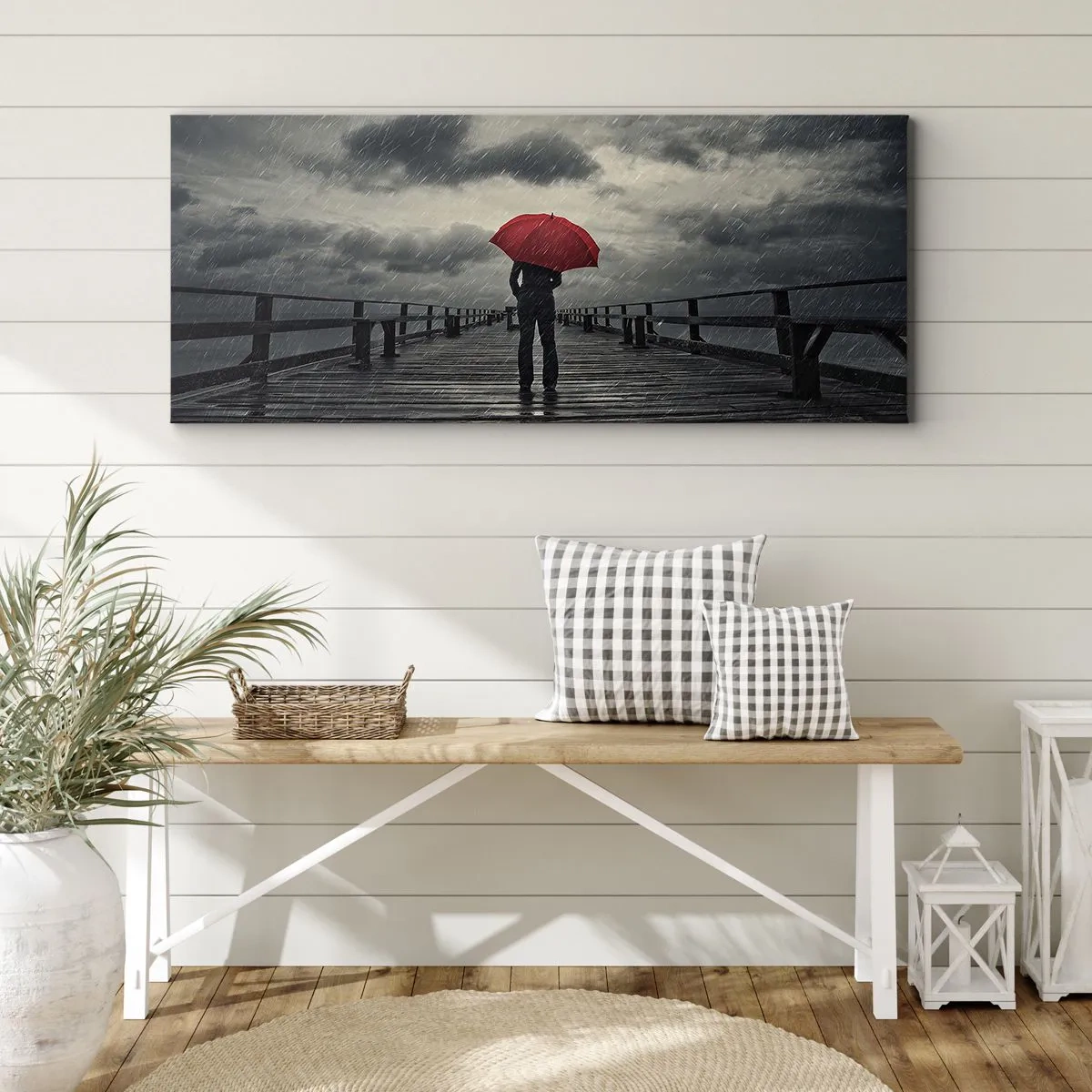 Bild auf Leinwand - Leinwandbild - Eine Person mit einem roten Regenschirm auf einem verregneten Pier - 140x50cm - Es ist egal, dass es regnet - Moderne Wanddekoration für Wohnzimmer und Schlafzimmer ARTTOR