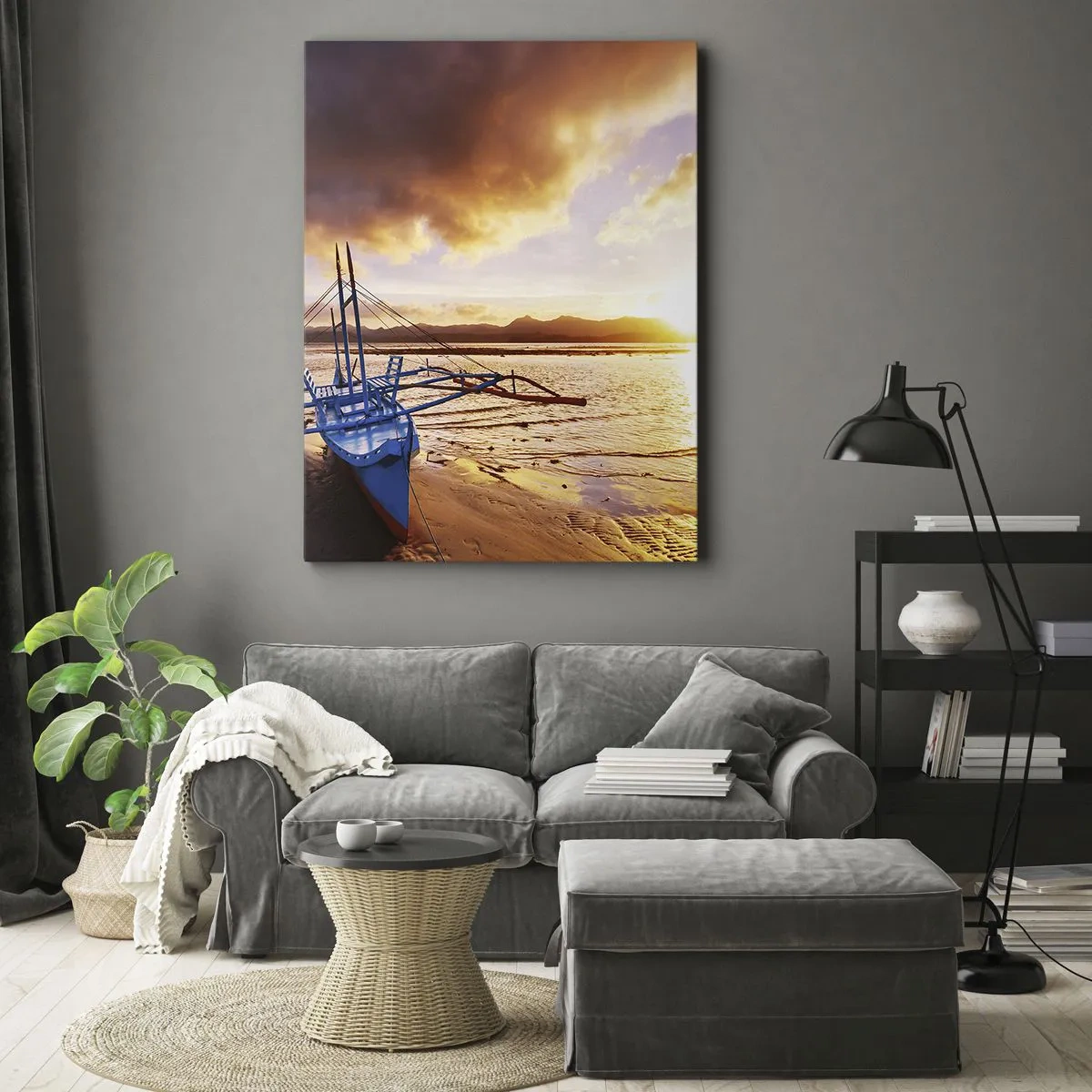 Bild auf Leinwand - Leinwandbild - Blaues Boot am Strand bei Sonnenuntergang - 50x70cm - Nach einem Tag sich im Sand ausstrecken - Moderne Wanddekoration für Wohnzimmer und Schlafzimmer ARTTOR
