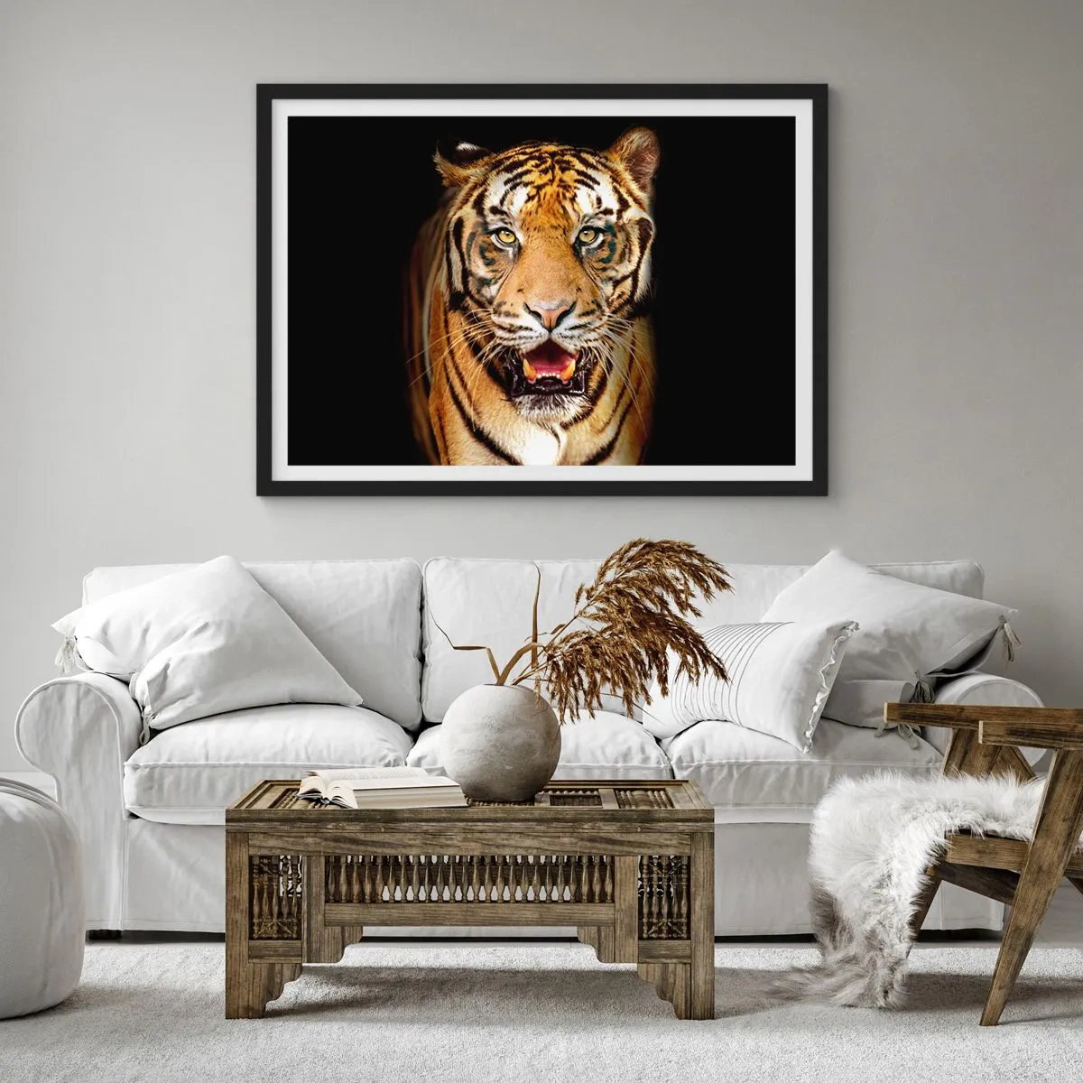 Poster in einem schwarzem Rahmen - Ein Tiger mit offenem Maul auf schwarzem Hintergrund - 70x50cm - Wild im Herzen - Moderne Wanddekoration für Wohnzimmer und Schlafzimmer ARTTOR