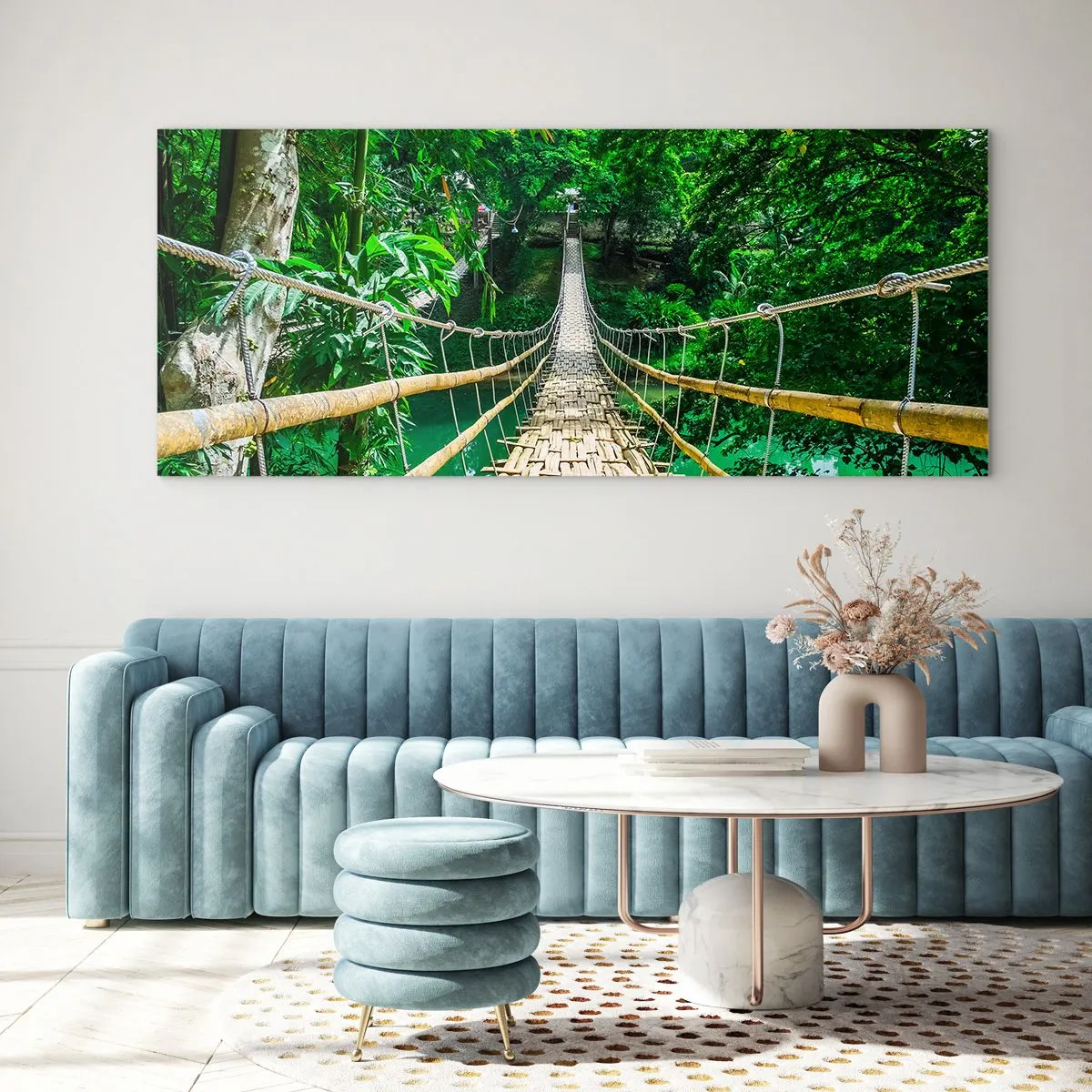 Glasbild - Bild auf glas - Eine hängende Bambusbrücke, umgeben von Grün - 120x50cm - Monkey Bridge über das Grün - Moderne Wanddekoration für Wohnzimmer und Schlafzimmer ARTTOR