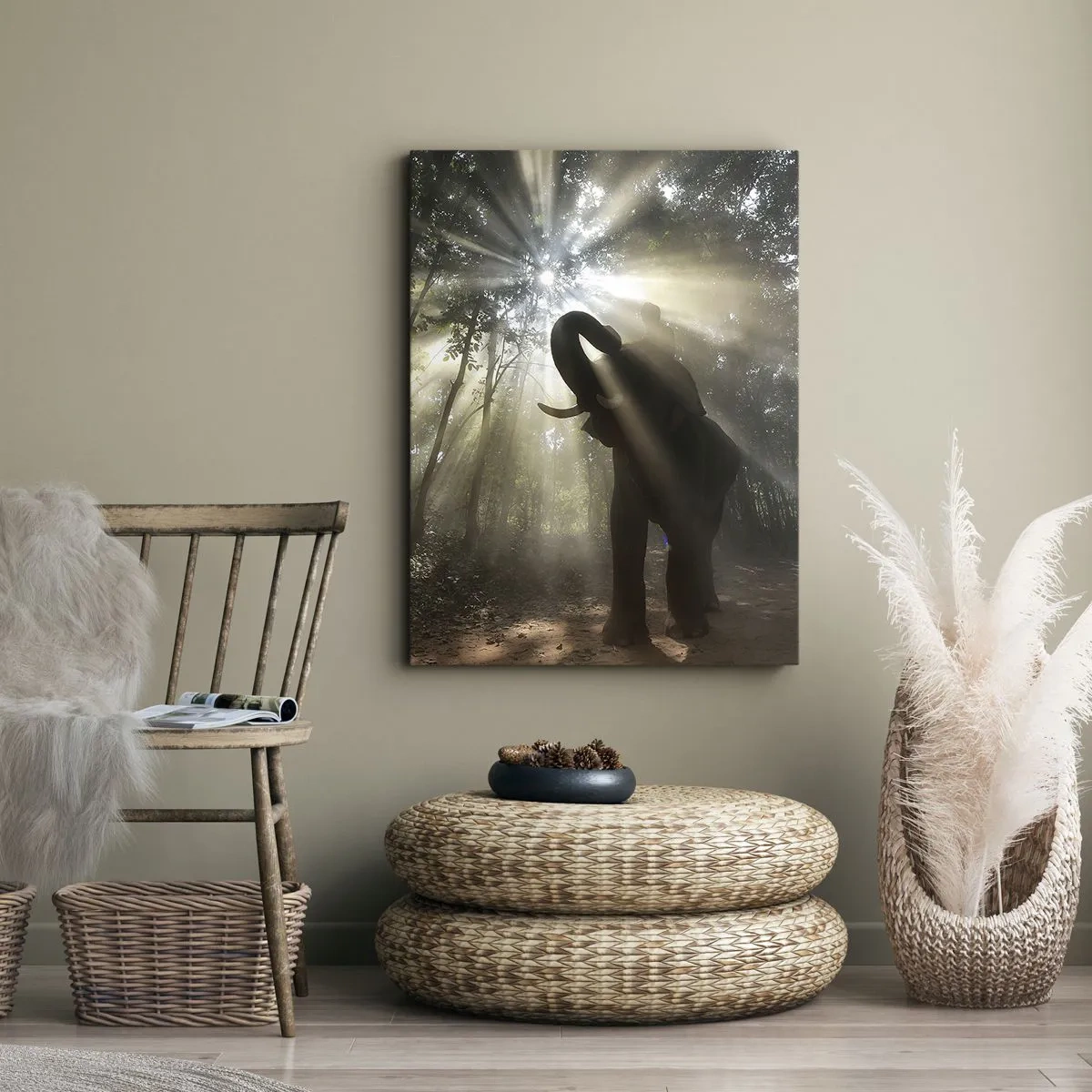 Bild auf Leinwand - Leinwandbild - Ein Elefant im Wald, umgeben von Lichtstrahlen im Morgennebel - 50x70cm - Unter dem Glücksstern - Moderne Wanddekoration für Wohnzimmer und Schlafzimmer ARTTOR
