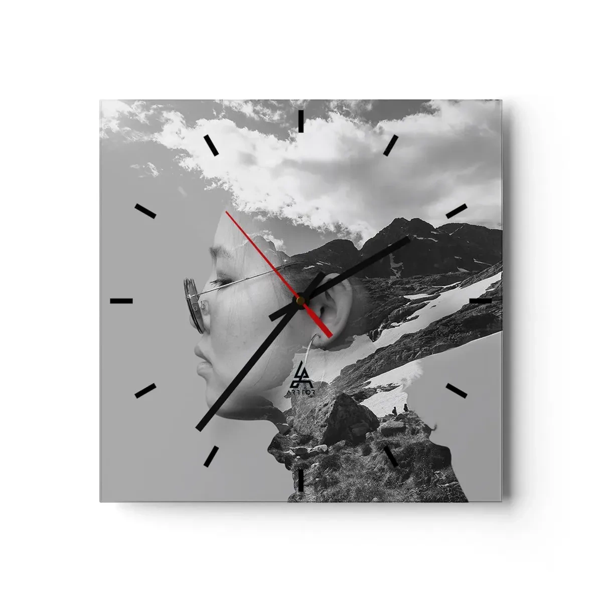 Wanduhr - Glasuhr - Eine Schwarz-Weiß-Komposition mit der Silhouette einer Frau und einer Berglandschaft. - 30x30cm - Top und bewölktes Porträt - Moderne Wanddekoration für Wohnzimmer und Schlafzimmer ARTTOR