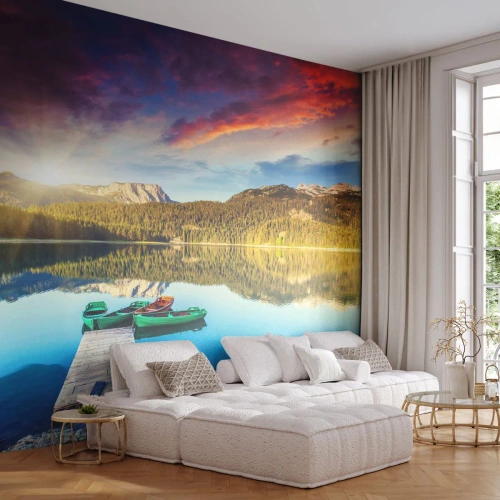 Selbstklebende Fototapete Deluxe Sticker - Glatt wie ein Spiegel über dem Wasser - Landschaft, Berge, Wald - 400x280 cm