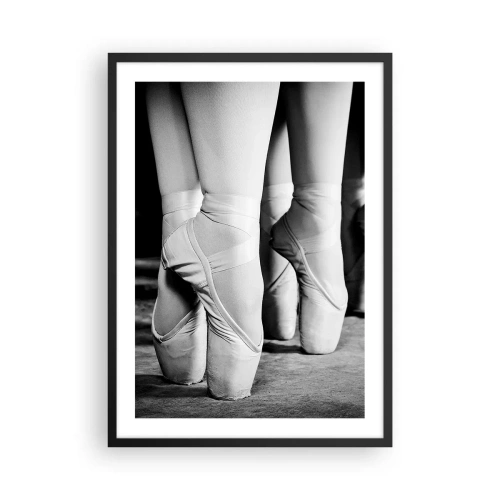 Poster in einem schwarzem Rahmen - Ein schwarz-weißes Poster mit Ballett-Spitzenschuhen. - 50x70cm - Gemeinsam, leicht - Moderne Wanddekoration für Wohnzimmer und Schlafzimmer ARTTOR