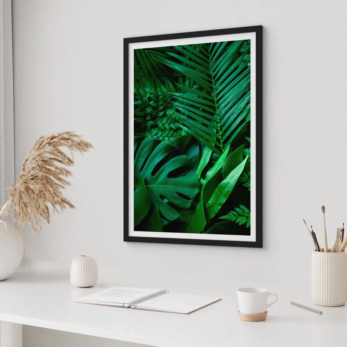 Poster in einem schwarzem Rahmen - Grüner Farn und Palmblätter bilden ein tropisches Muster - 50x70cm - Eingebettet ins Grüne - Moderne Wanddekoration für Wohnzimmer und Schlafzimmer ARTTOR
