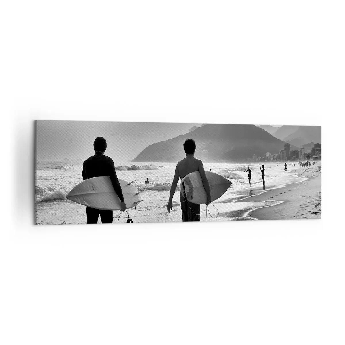 Bild auf Leinwand - Leinwandbild - Zwei Surfer laufen mit ihren schwarz-weißen Brettern am Strand entlang. - 160x50cm - Single-Wave-Samba - Moderne Wanddekoration für Wohnzimmer und Schlafzimmer ARTTOR