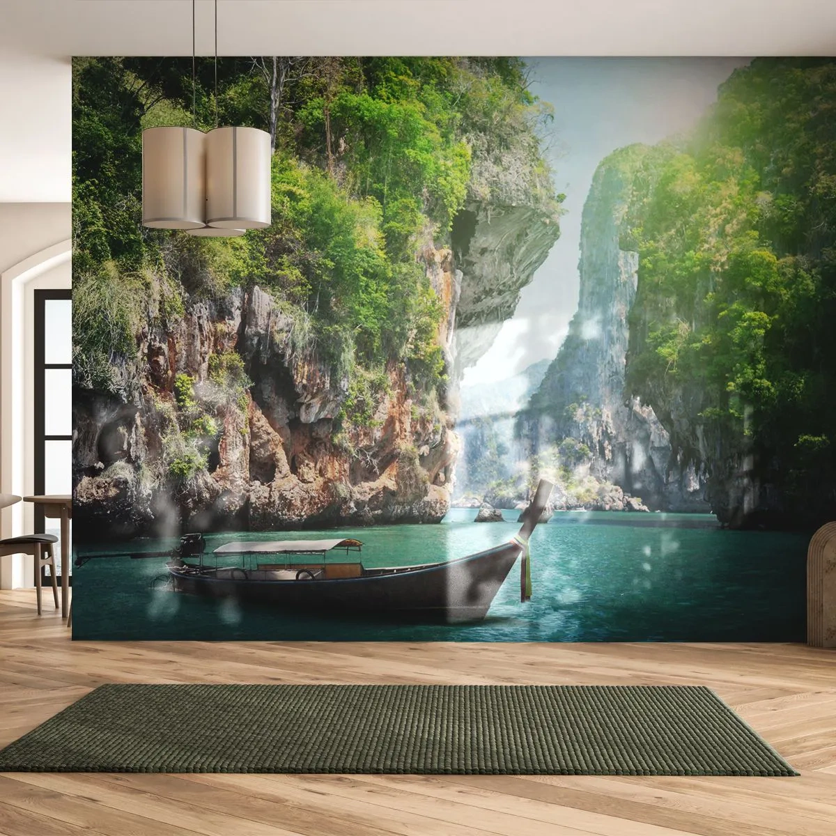 Fototapete Premium Sand - Ein traditionelles Boot auf azurblauem Wasser, umgeben von tropischen Felsen - 100x70cm - Eine Einladung zu einer exotischen Reise - Moderne Wanddekoration für Wohnzimmer und Schlafzimmer ARTTOR