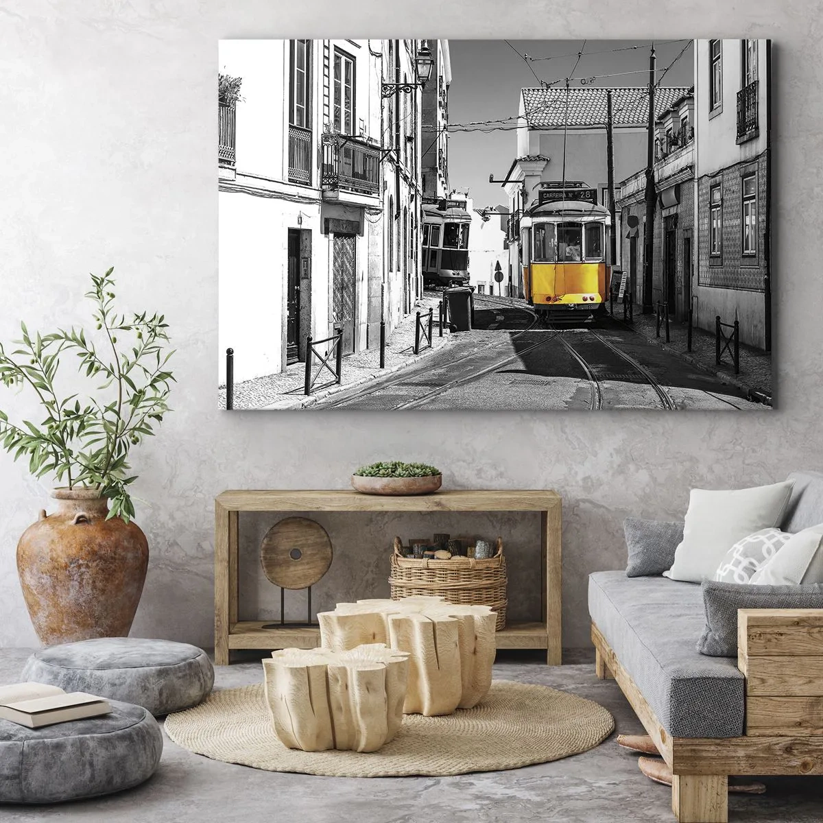 Bild auf Leinwand - Leinwandbild - Eine gelbe Straßenbahn auf den Straßen von Lissabon in einer monochromen Umgebung - 70x50cm - Der Geist von Lissabon - Moderne Wanddekoration für Wohnzimmer und Schlafzimmer ARTTOR