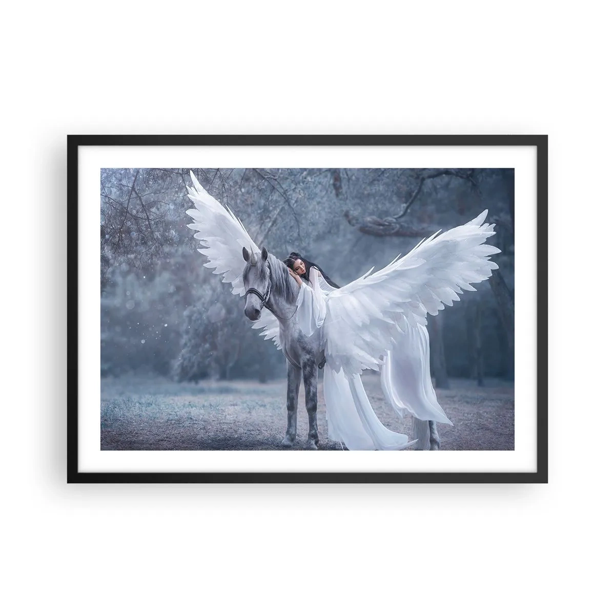 Poster in einem schwarzem Rahmen - Eine Frau auf einem weißen Pferd mit Flügeln in einem Zauberwald - 70x50cm - Ein inspirierter Moment - Moderne Wanddekoration für Wohnzimmer und Schlafzimmer ARTTOR
