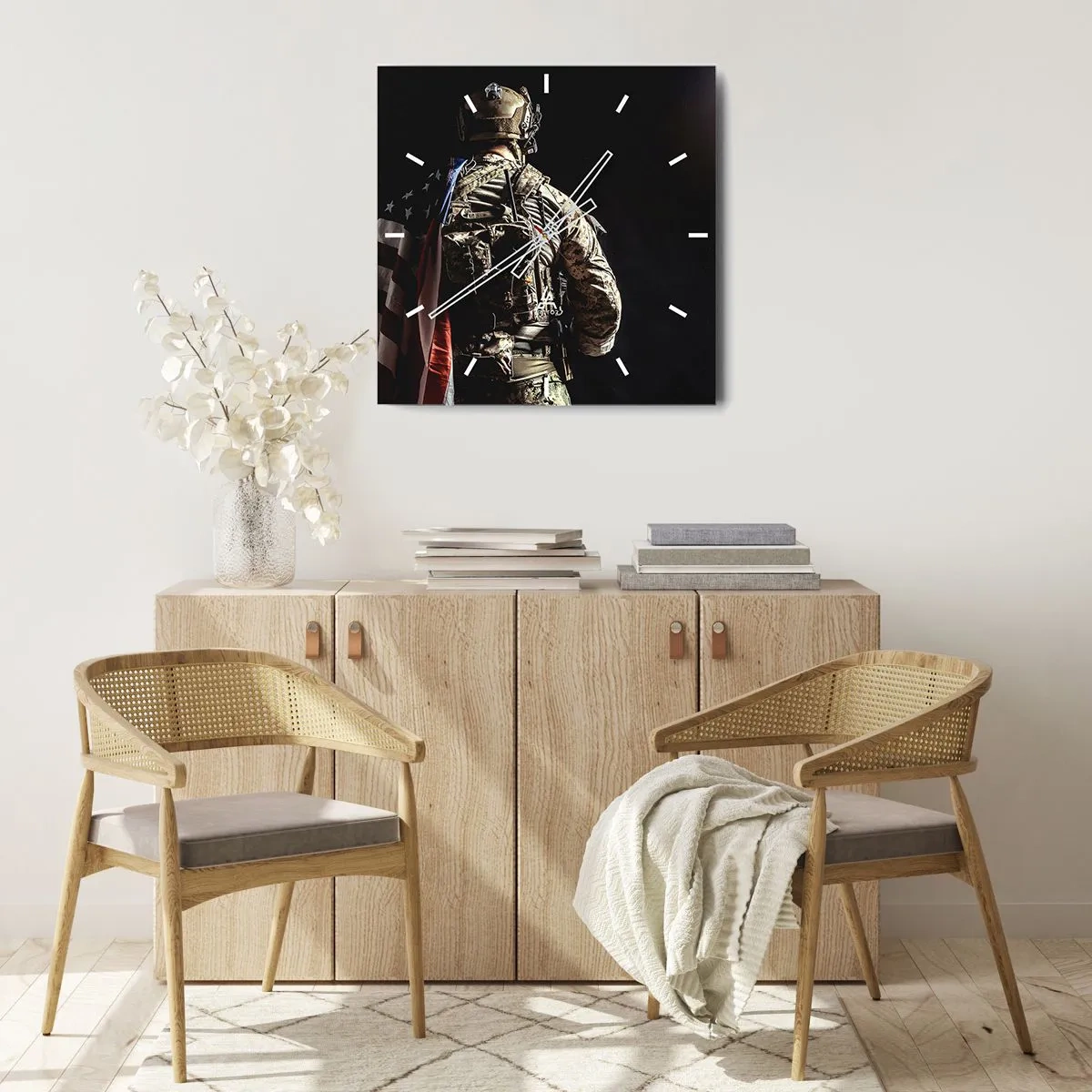 Wanduhr - Glasuhr - Ein Soldat in Uniform mit einer Flagge vor dunklem Hintergrund - 30x30cm - Darum - Moderne Wanddekoration für Wohnzimmer und Schlafzimmer ARTTOR