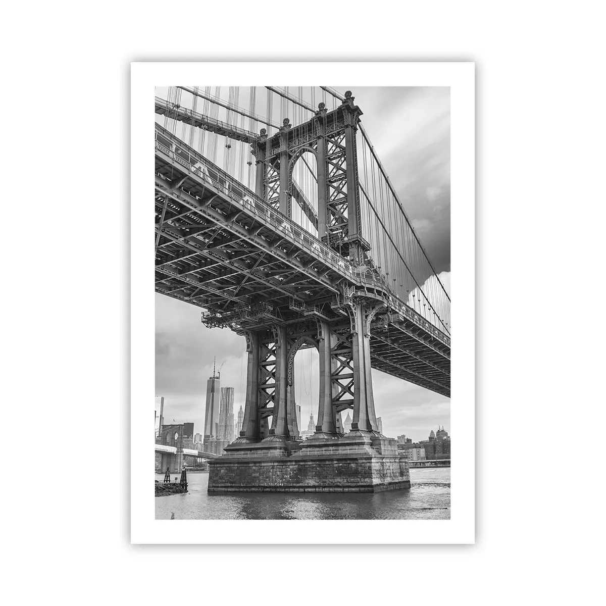Poster - Eine Brücke in Schwarz-Weiß vor dem Hintergrund einer Stadtlandschaft - 50x70cm - Ins Herz der Stadt - Moderne Wanddekoration für Wohnzimmer und Schlafzimmer ARTTOR