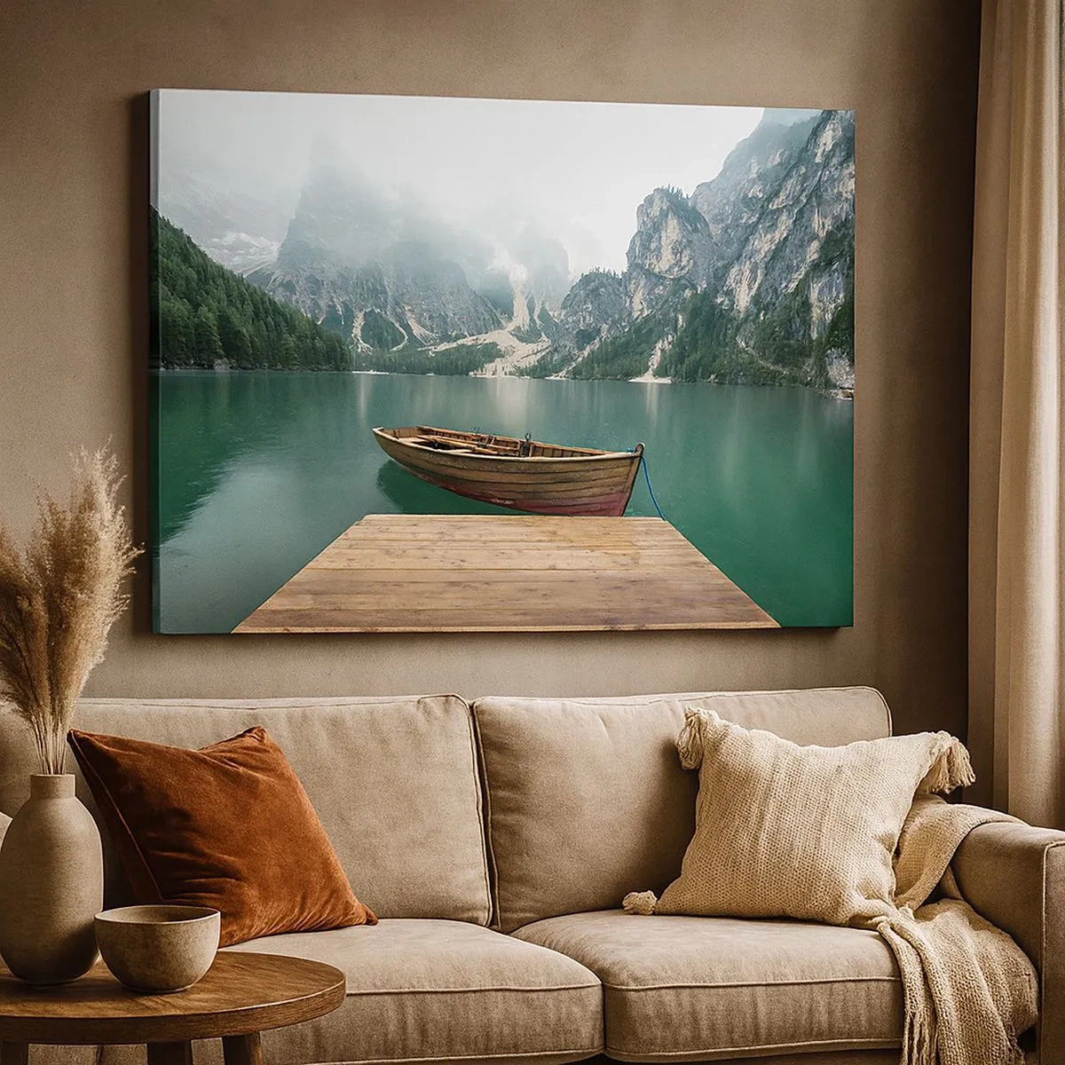 Bild auf Leinwand - Leinwandbild - Ein Holzboot an einem Pier auf einem von Bergen umgebenen See - 70x50cm - Und die stolzen Felsen der Stirn - Moderne Wanddekoration für Wohnzimmer und Schlafzimmer ARTTOR
