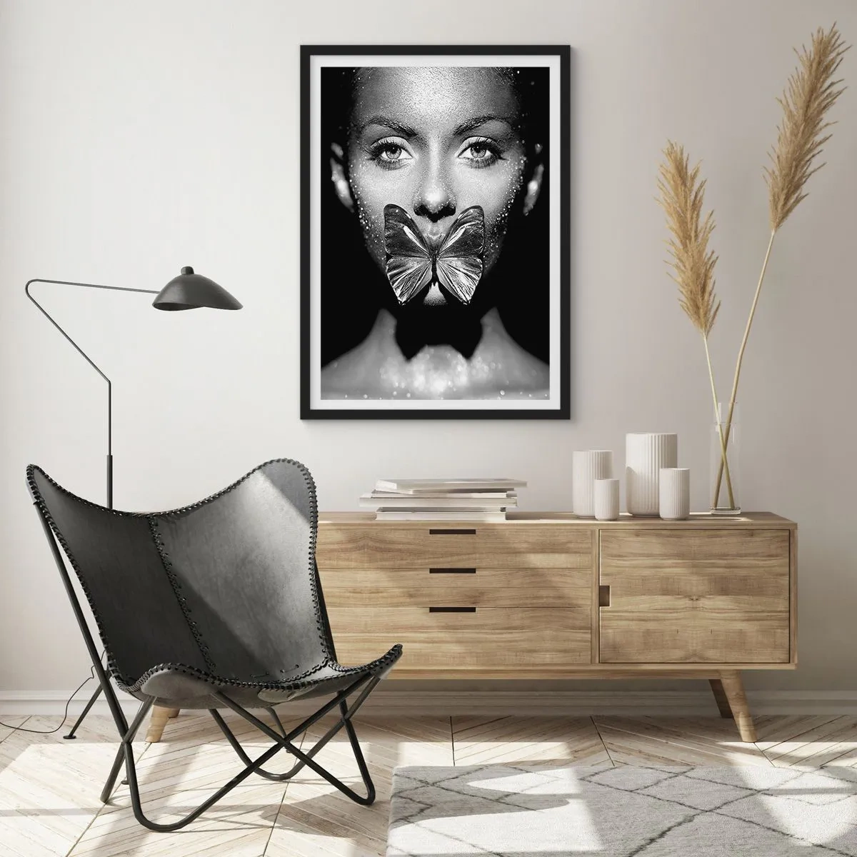 Poster in einem schwarzem Rahmen - Porträt einer Frau mit einem Schmetterling auf den Lippen in Schwarzweiß - 50x70cm - Schmetterlingskuss - Moderne Wanddekoration für Wohnzimmer und Schlafzimmer ARTTOR