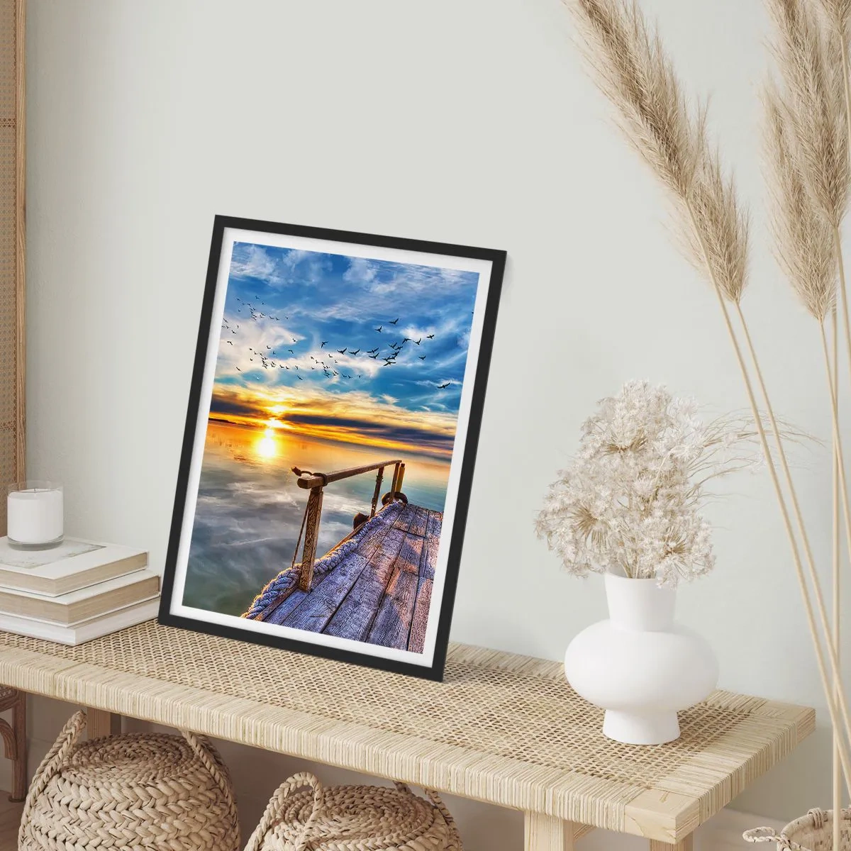Poster in einem schwarzem Rahmen - Holzsteg über dem See bei Sonnenuntergang - 50x70cm - Der Wind geht zur Ruhe - Moderne Wanddekoration für Wohnzimmer und Schlafzimmer ARTTOR