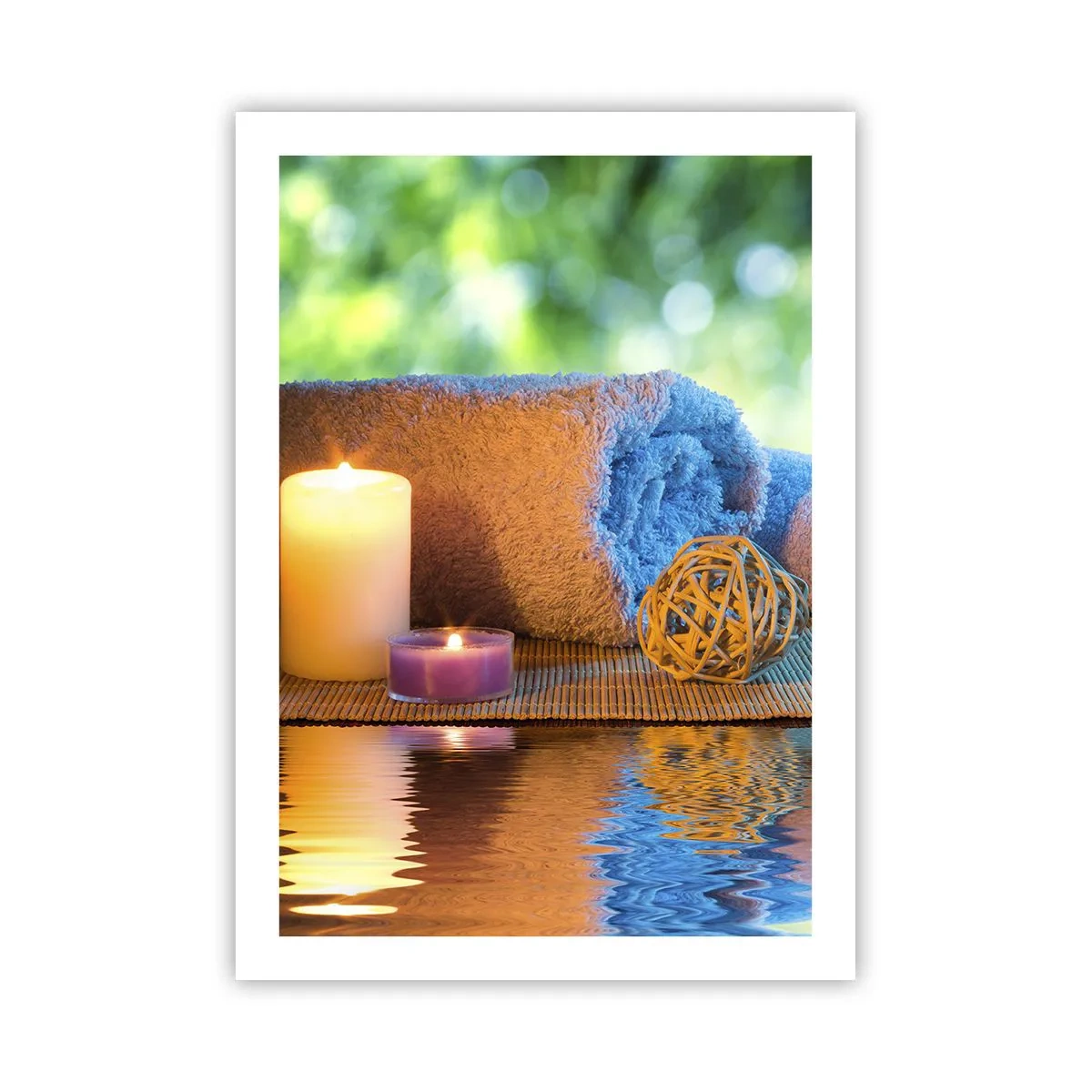 Poster - Kerzen und ein Handtuch vor einer natürlichen Landschaft - 50x70cm - Zeit für den Körper - Moderne Wanddekoration für Wohnzimmer und Schlafzimmer ARTTOR