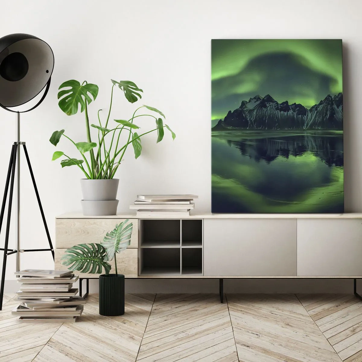 Bild auf Leinwand - Leinwandbild - Berge, umgeben von Polarlichtern, die sich im Wasser spiegeln - 80x120cm - In den Armen der Aurora - Moderne Wanddekoration für Wohnzimmer und Schlafzimmer ARTTOR
