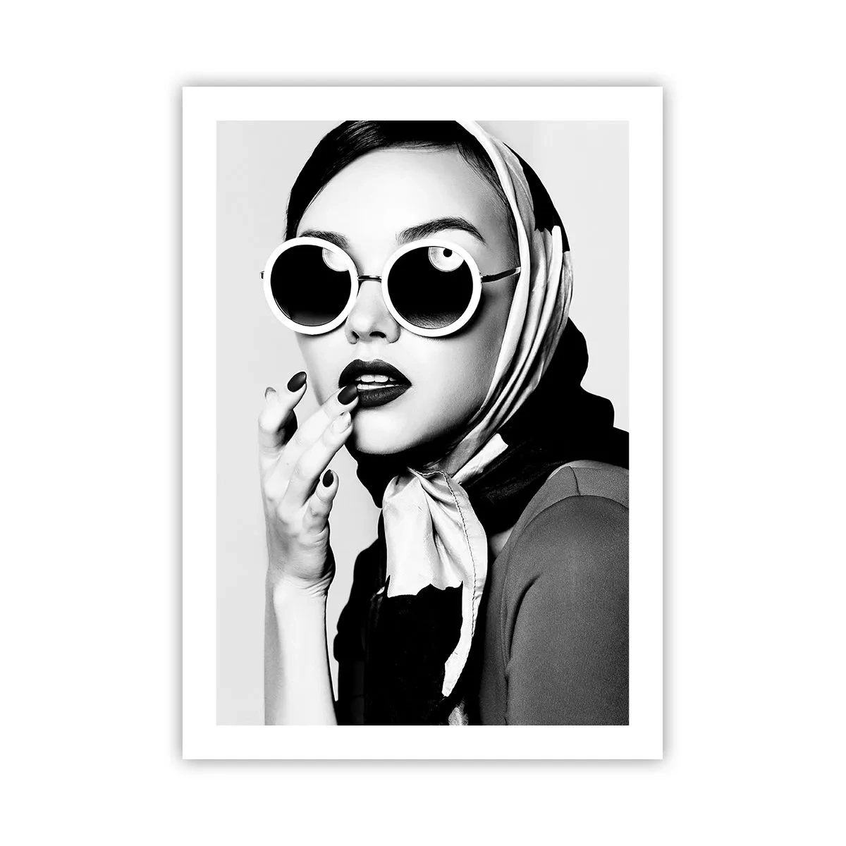 Poster - Porträt einer Frau mit Sonnenbrille und Schal - 50x70cm - Grüße aus den 1960er Jahren - Moderne Wanddekoration für Wohnzimmer und Schlafzimmer ARTTOR